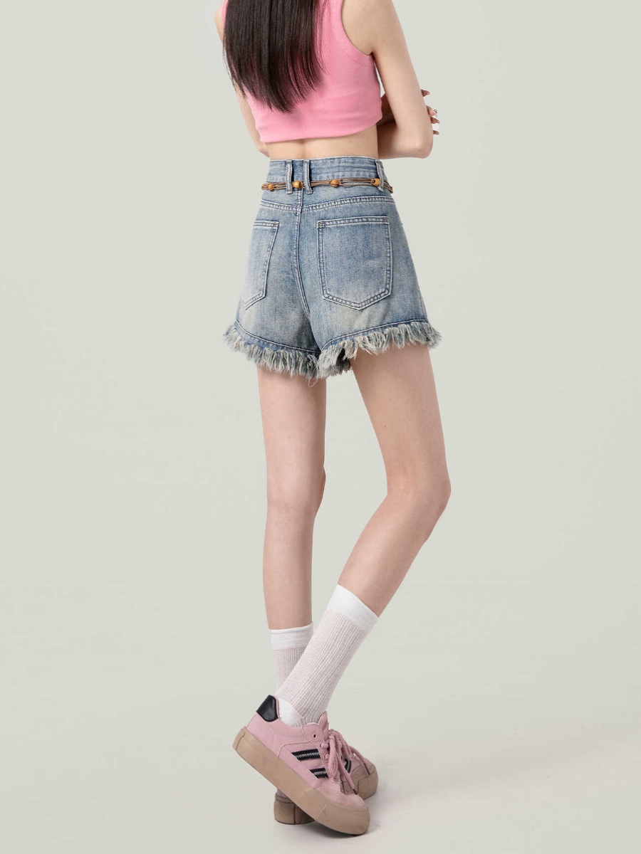 The New Summer Design Of Raw Edge Shorts High Waist Slimming Everything With Hot Pants With Waist Chain Application Scenario