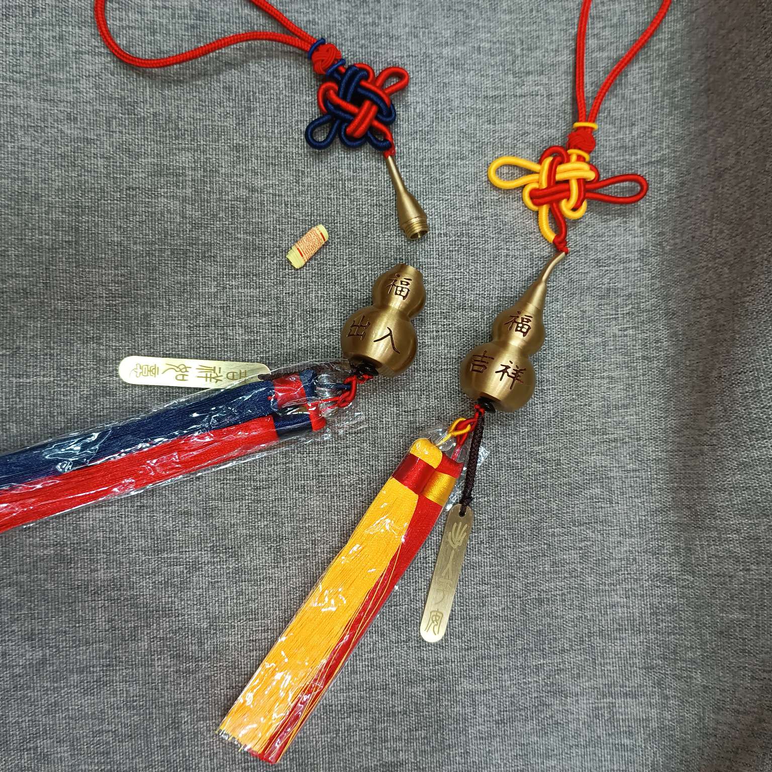 Car pendants, bag pendants, bag buckles, Chinese knot pendants, Five Emperors' coin pendants, copper gourds with letters, gourds, car pendants, blessings, prosperity, health and well-being, safe entry and exit, heart Sutra pendants, open gourds, Five Emperors' coin pendants, two-color thick knots, two-color tassels detail image 6