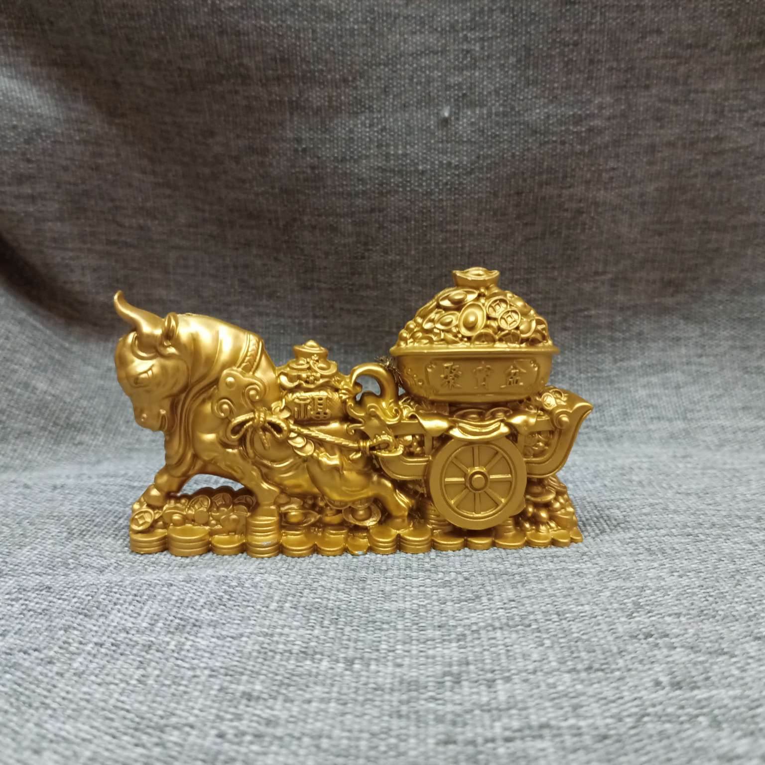 Metal handicrafts, tourist souvenirs, horse-drawn treasure basins, horse-drawn wealth accumulation, horse-drawn good fortune, wealth-attracting bags, horse-drawn treasure basins, gold ingots, coins, copper coins, five emperor coins, wealth-attracting and wealth-gathering good luck ornaments, golden sand gold home decorations and ornaments detail image 3