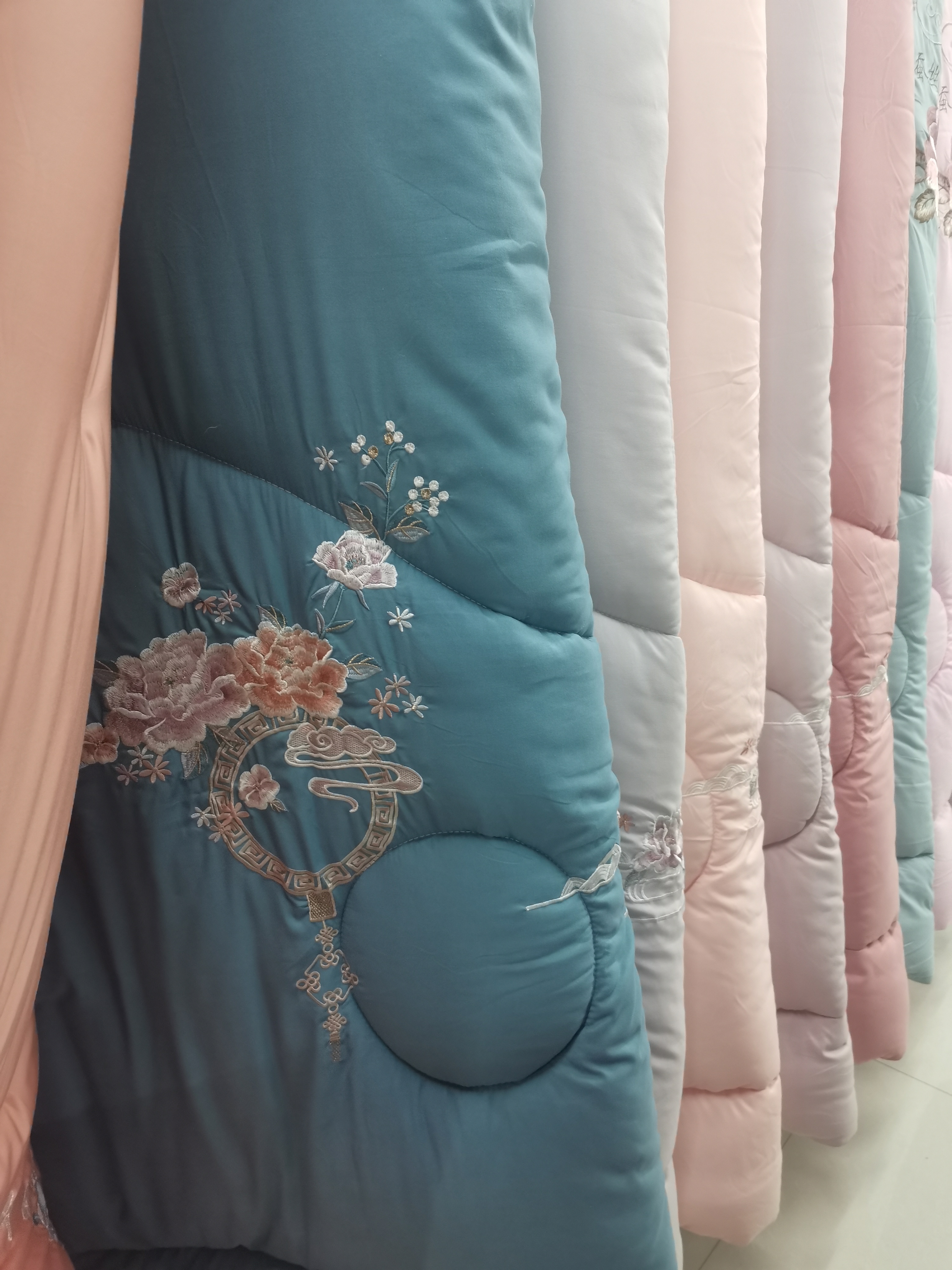 绣花被（2米*2.3米，尺寸可定制，厂家直销，颜色可选）