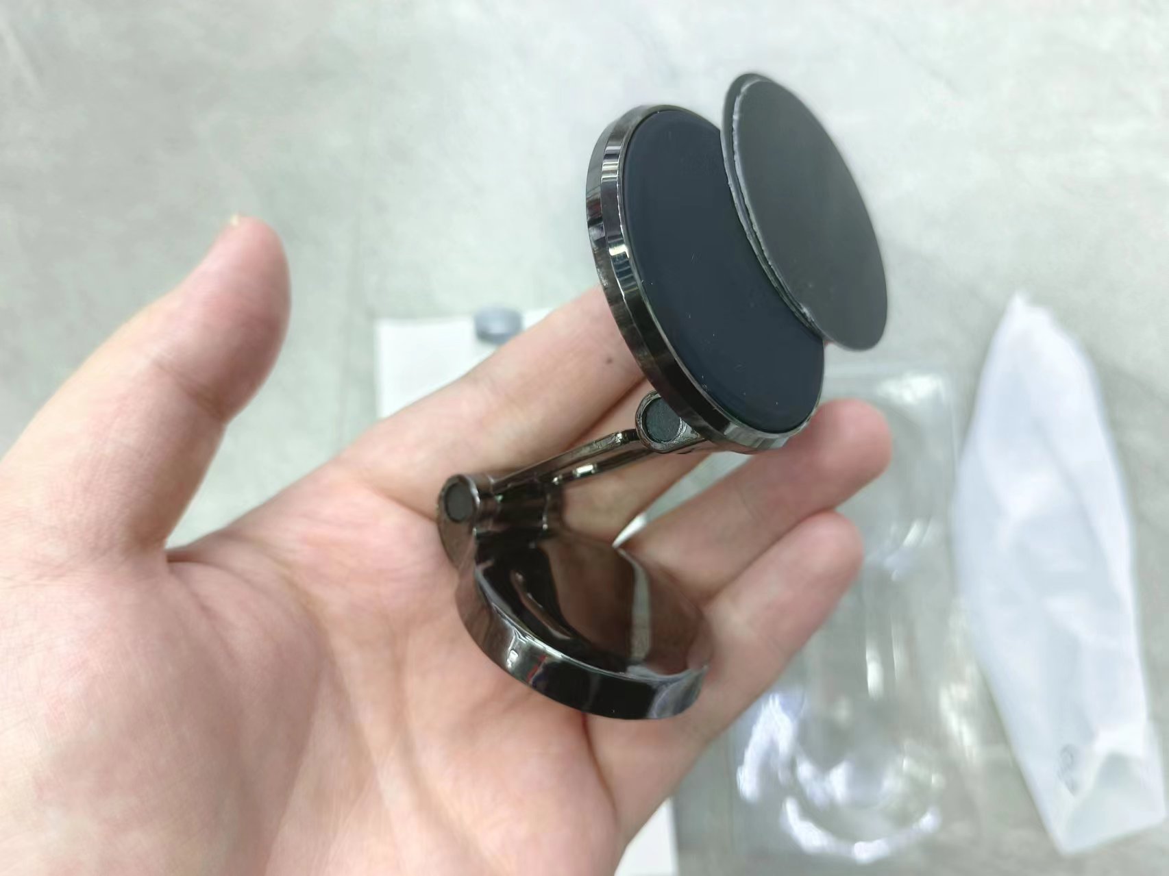 Magnetic alloy folding bracket Application Scenario