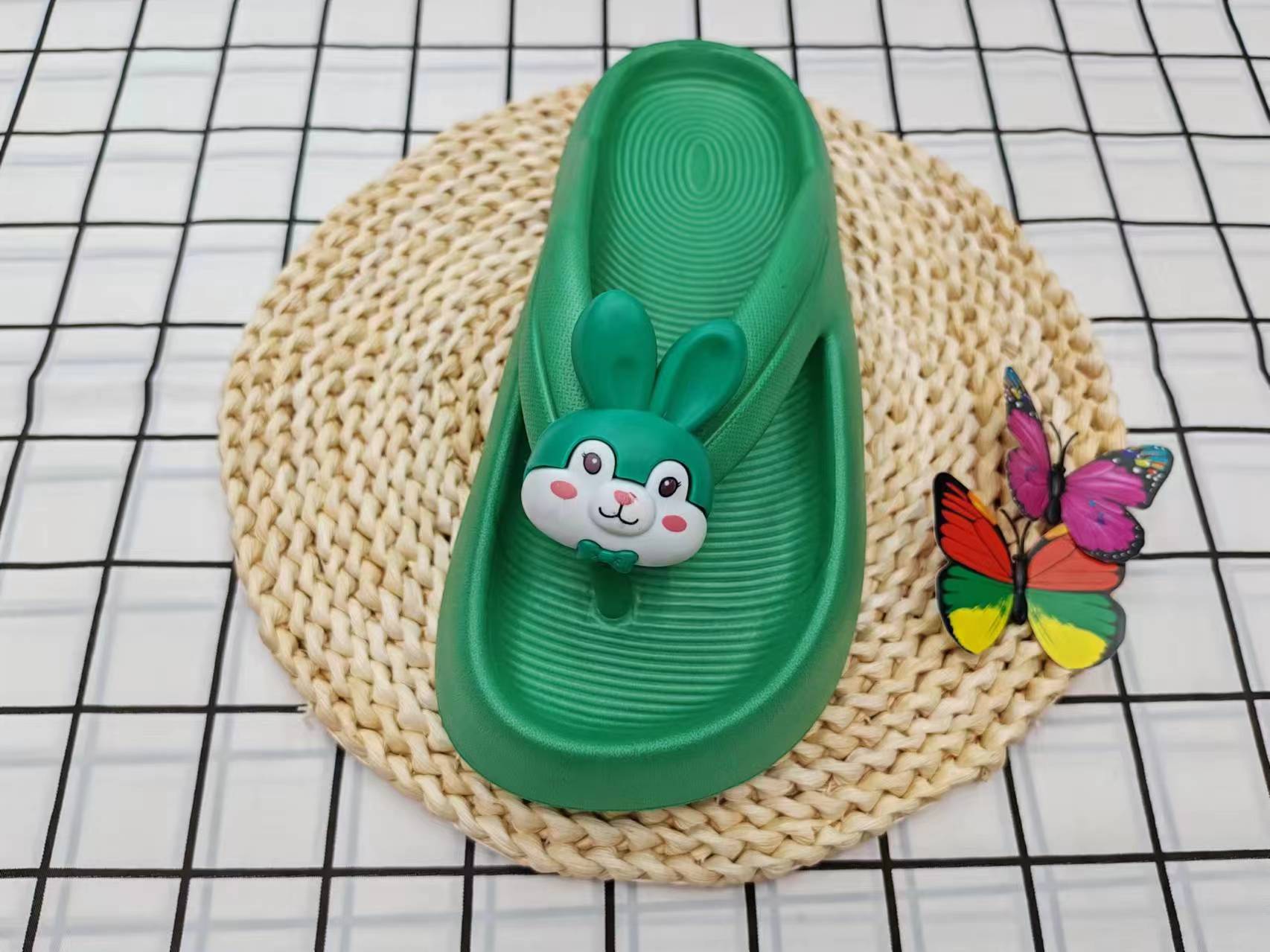 The summer fashion little rabbit wears flip-flops on the outside Specification image
