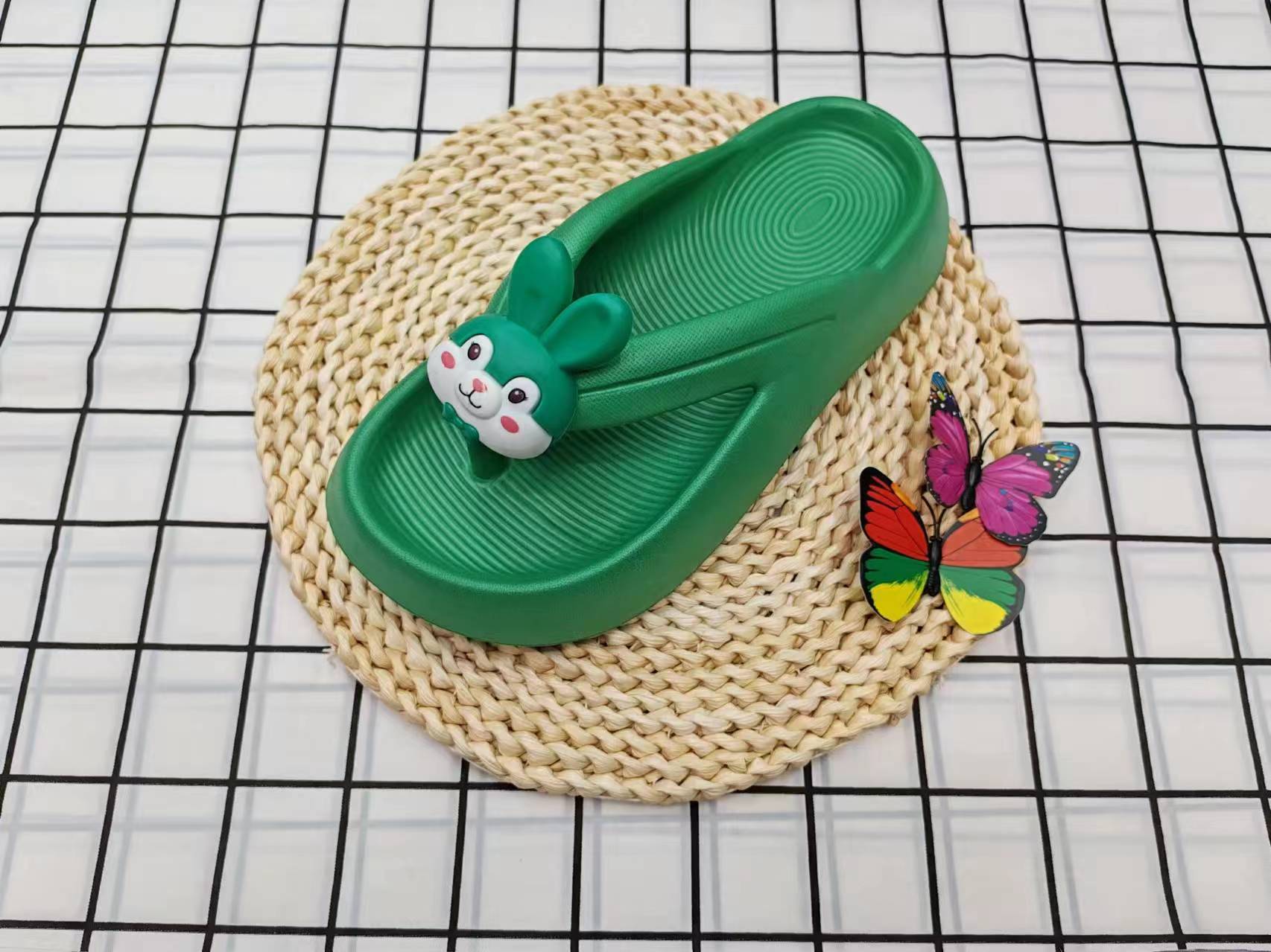 The summer fashion little rabbit wears flip-flops on the outside details Picture