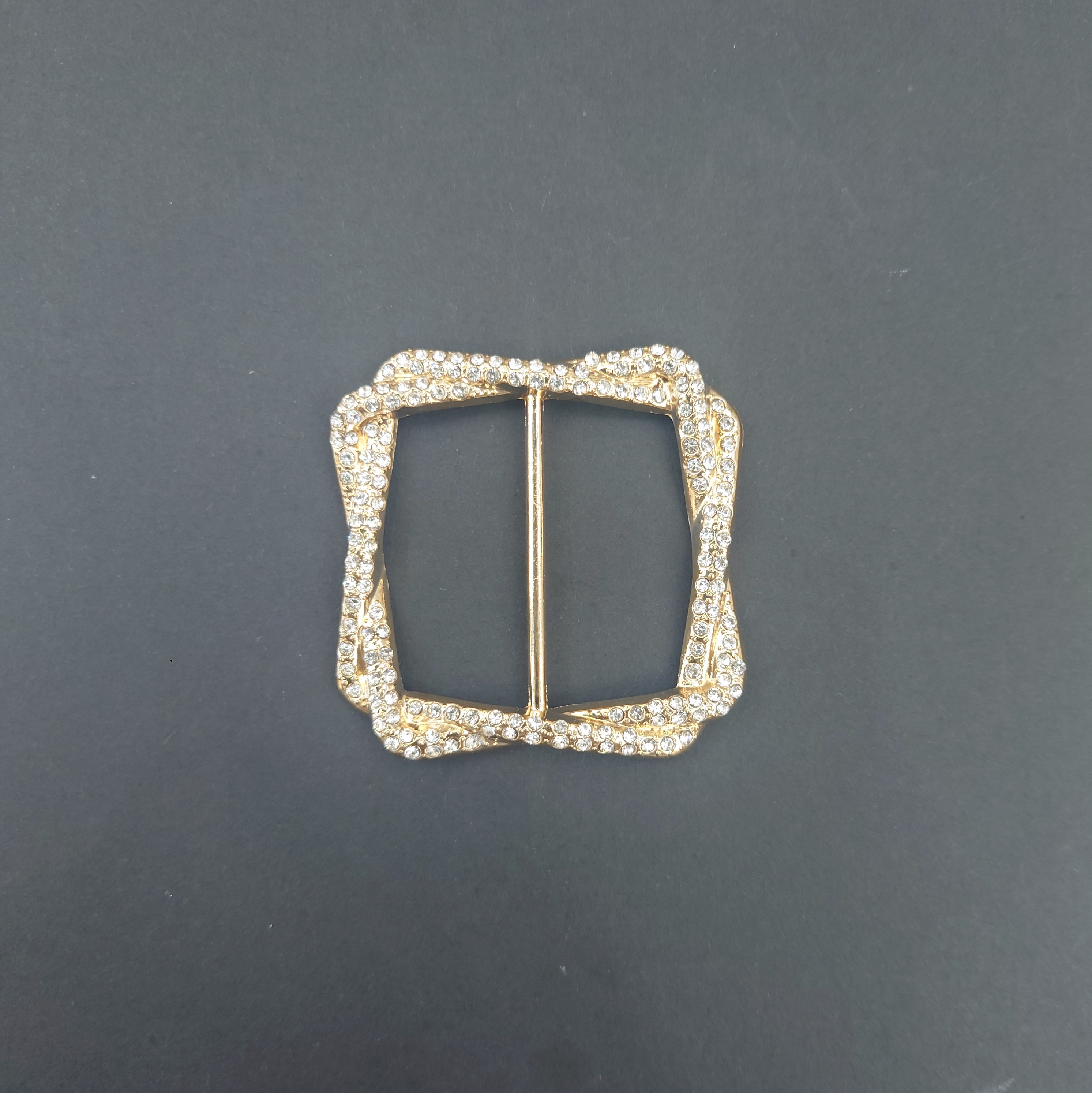 Hot-selling new arrivals, high-end diamond-encrusted alloy clothing accessories, fashionable woven element decorative buttons, enhance your fashion taste Item Picture