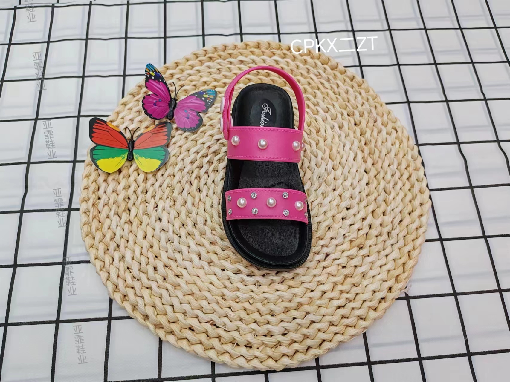 Moda infantil perla suave suela exterior sandalias