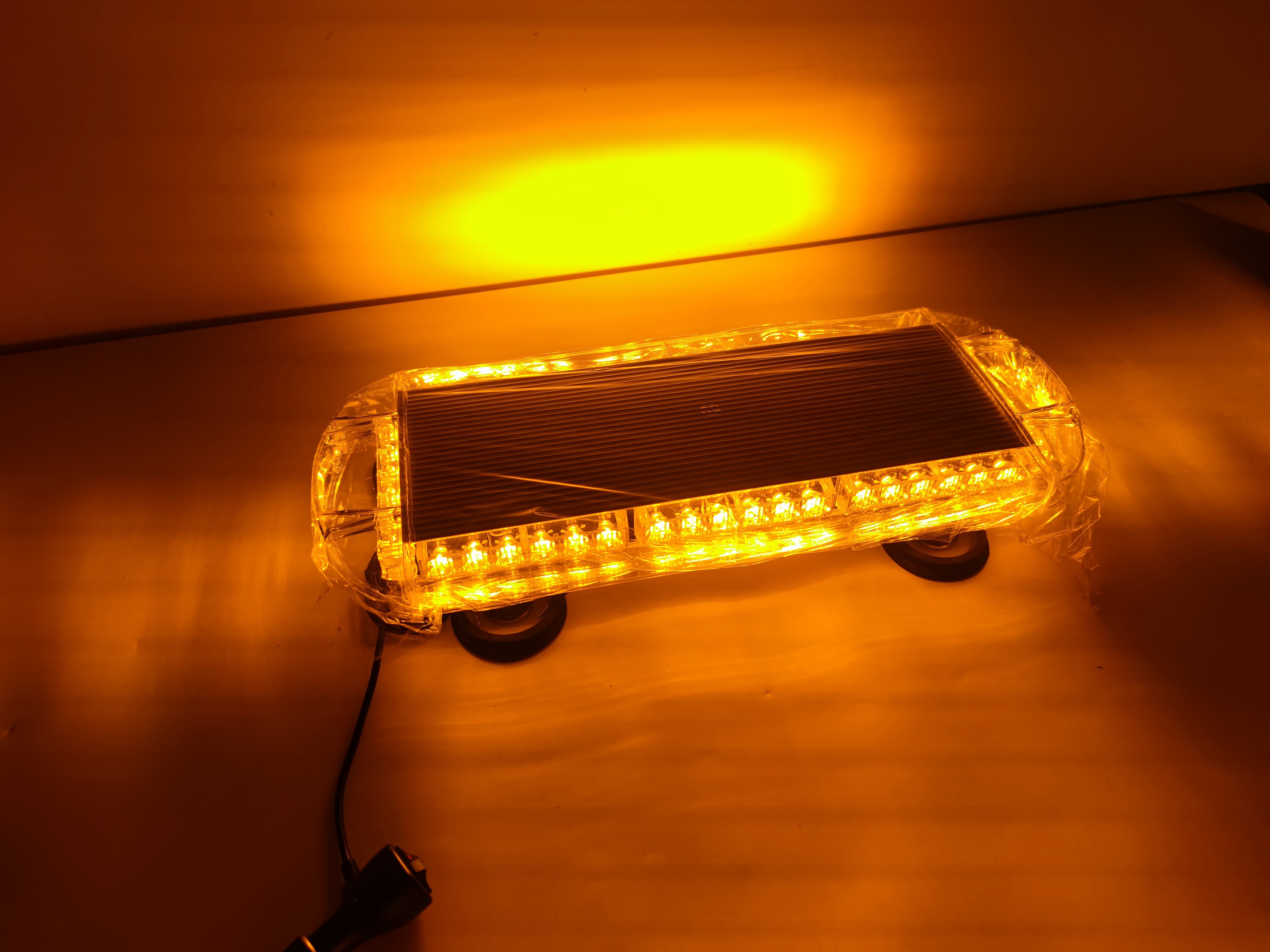 Car LED warning light, ceiling-mounted strong magnetic flashing light, yellow signal light, 48W emergency alarm light Application Scenario