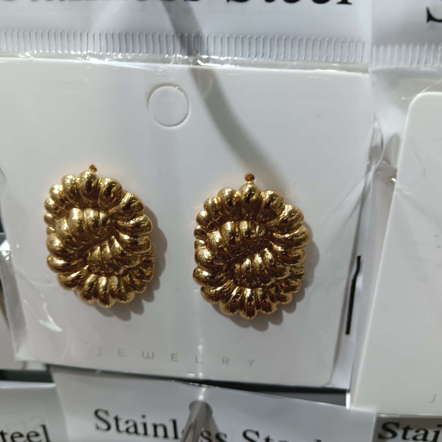 European and American hydraulic large earrings, fashionable accessories, heart-shaped earrings, exaggerated light luxury style, golden stainless steel earrings, geometric new style characteristic earrings, 2024 cross-border foreign trade bestsellers recommended details Picture