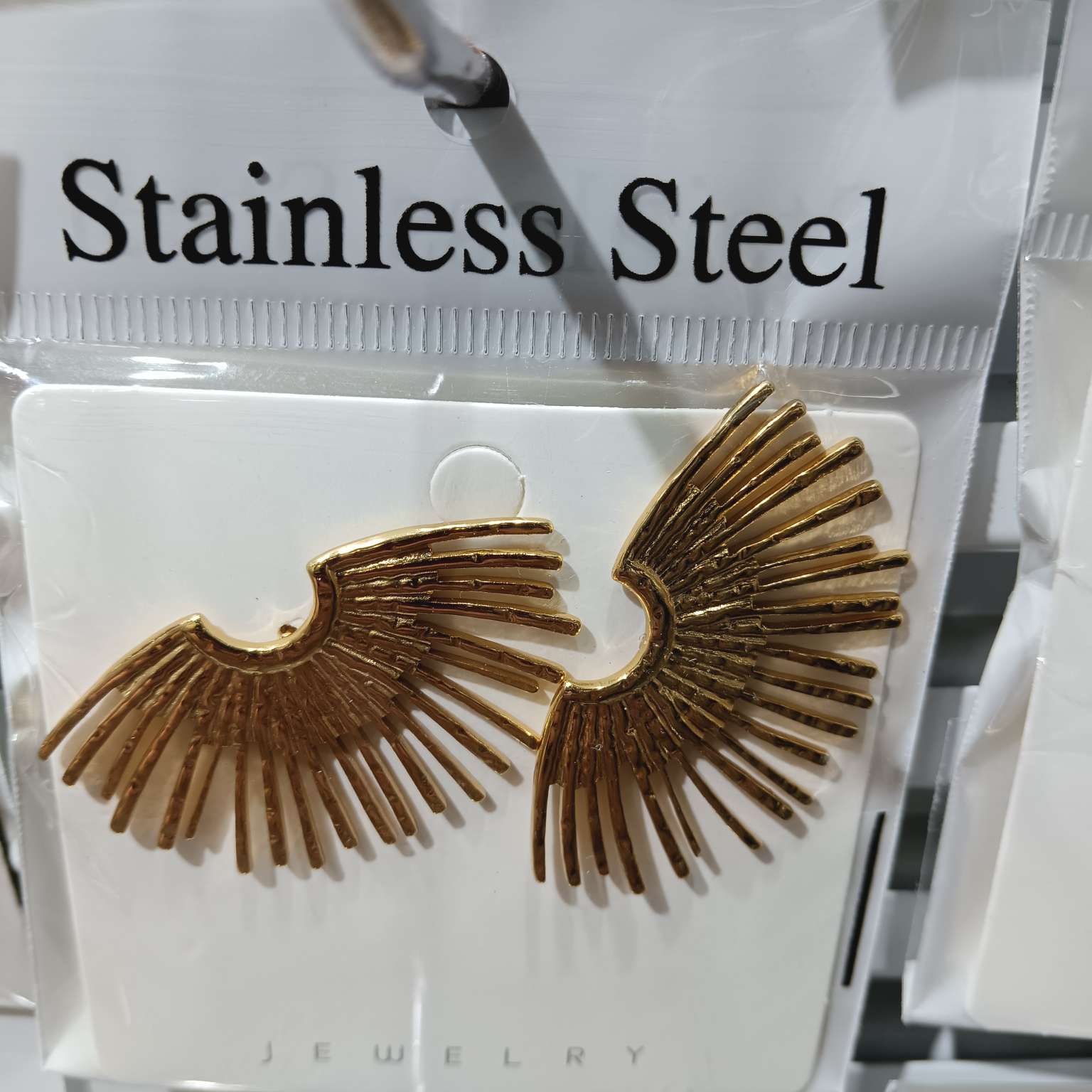 European and American hydraulic large earrings, fashionable accessories, heart-shaped earrings, exaggerated light luxury style, golden stainless steel earrings, geometric new style characteristic earrings, 2024 cross-border foreign trade bestsellers recommended Application Scenario