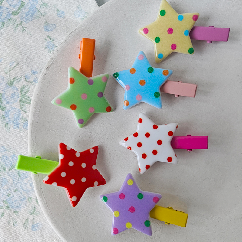 Korean version cute five-pointed star polka dot children's hair clip, sweet candy-colored star clip, bb clip, broken hair edge clip, hair accessory Application Scenario