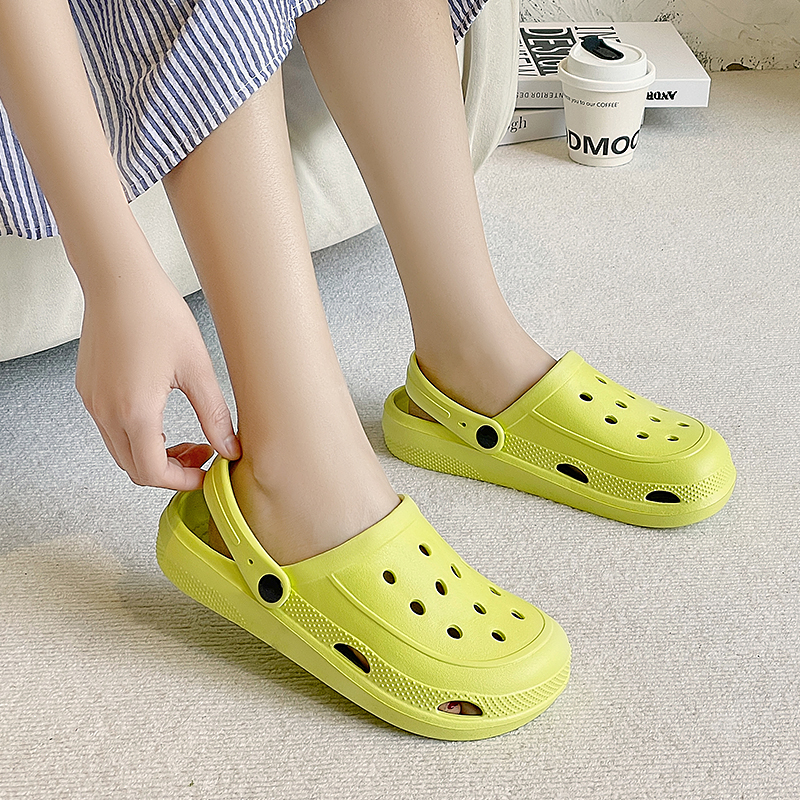 New foreign trade slip-on clogs for men, soft soles for the beach and beach, light and simple flip-flops for women Application Scenario