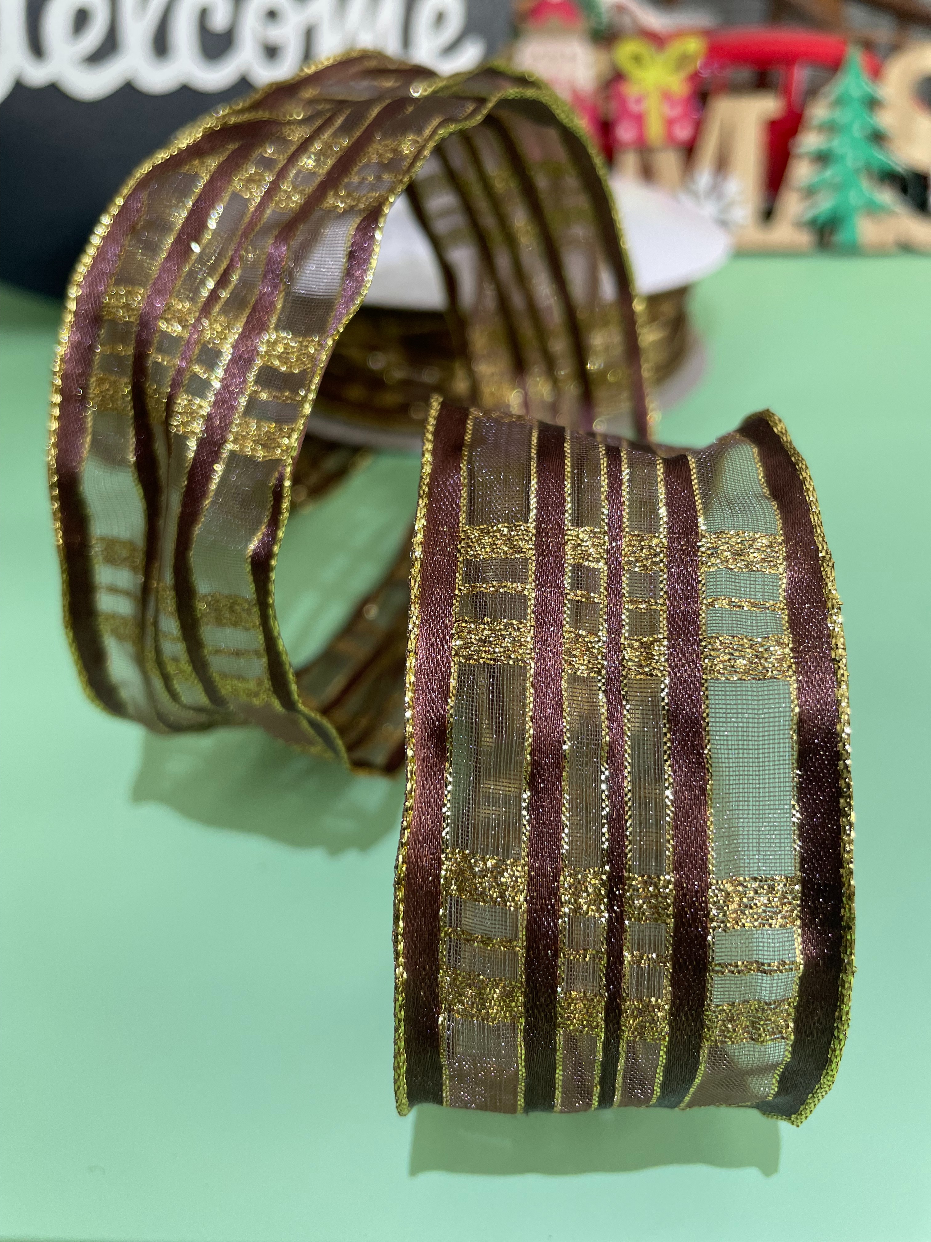 Item No. : HW014-0150-A001 Christmas Supplies Gift Packaging Decoration DIY Christmas Gold Plain Satin Checkered Gauze Ribbon # Red Christmas Webbing 3.8cm Application Scenario