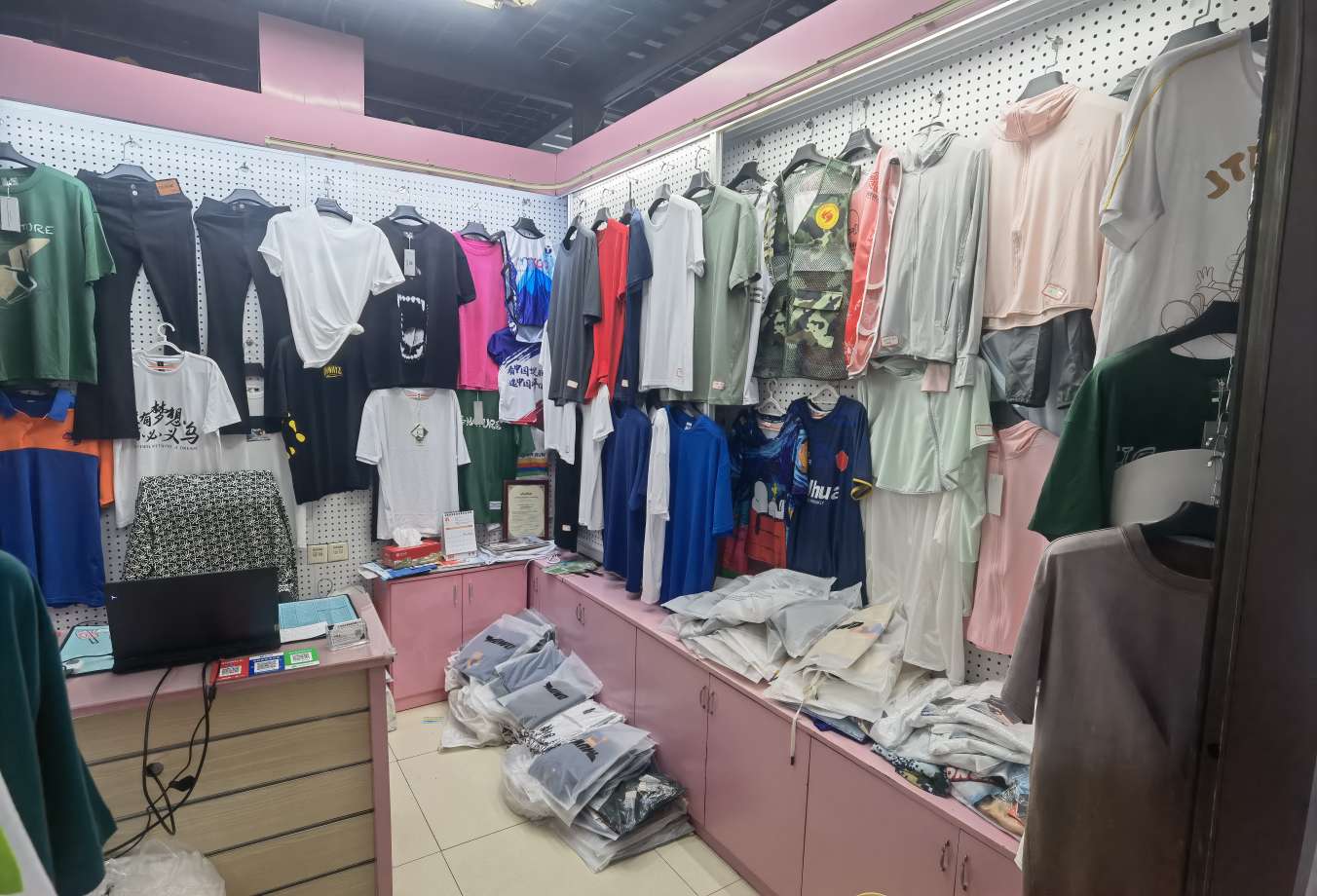 Yiwu Liling Clothing Co., LTD describe pic - 1