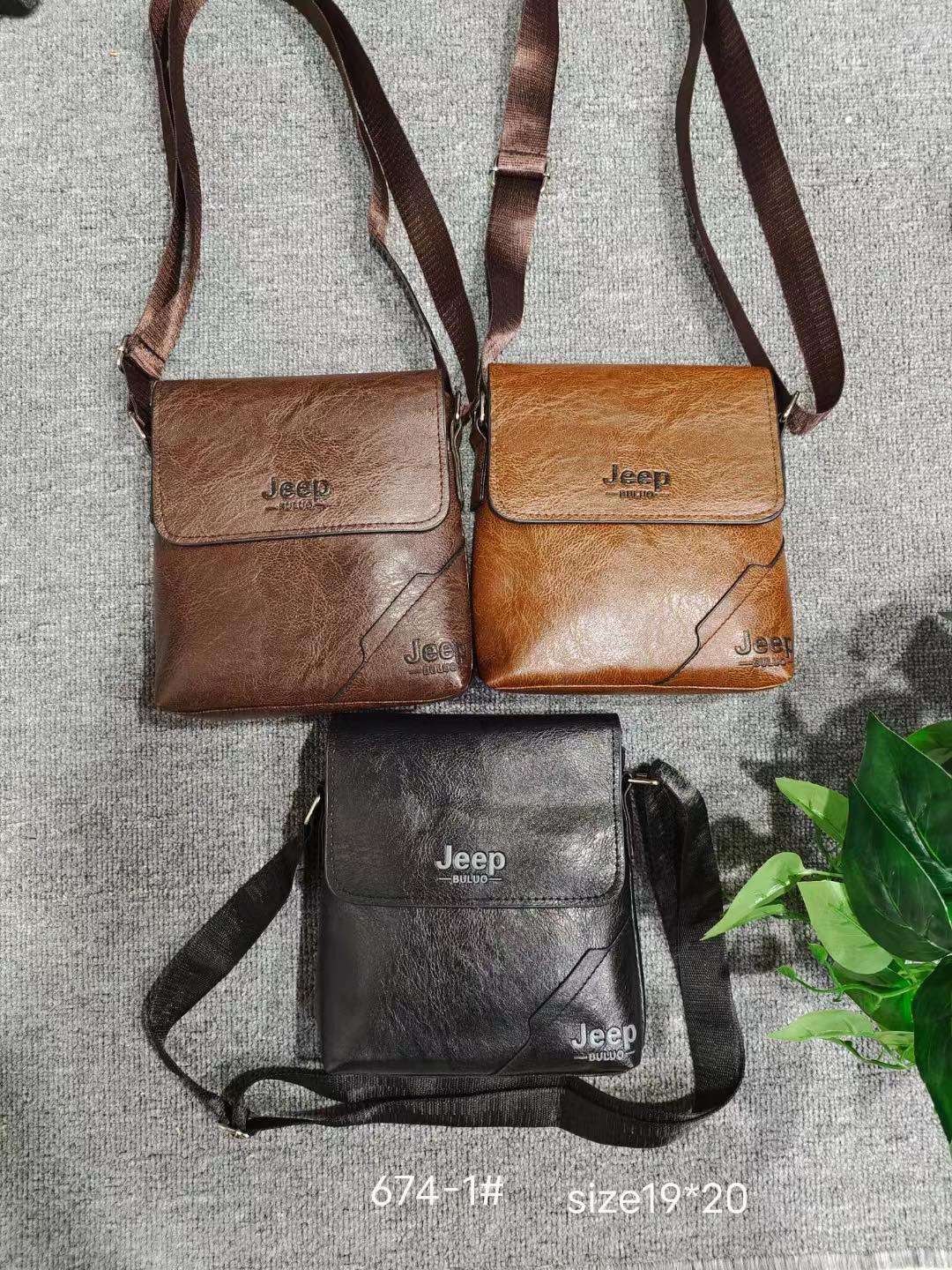 Men's single-shoulder crossbody bag details Picture