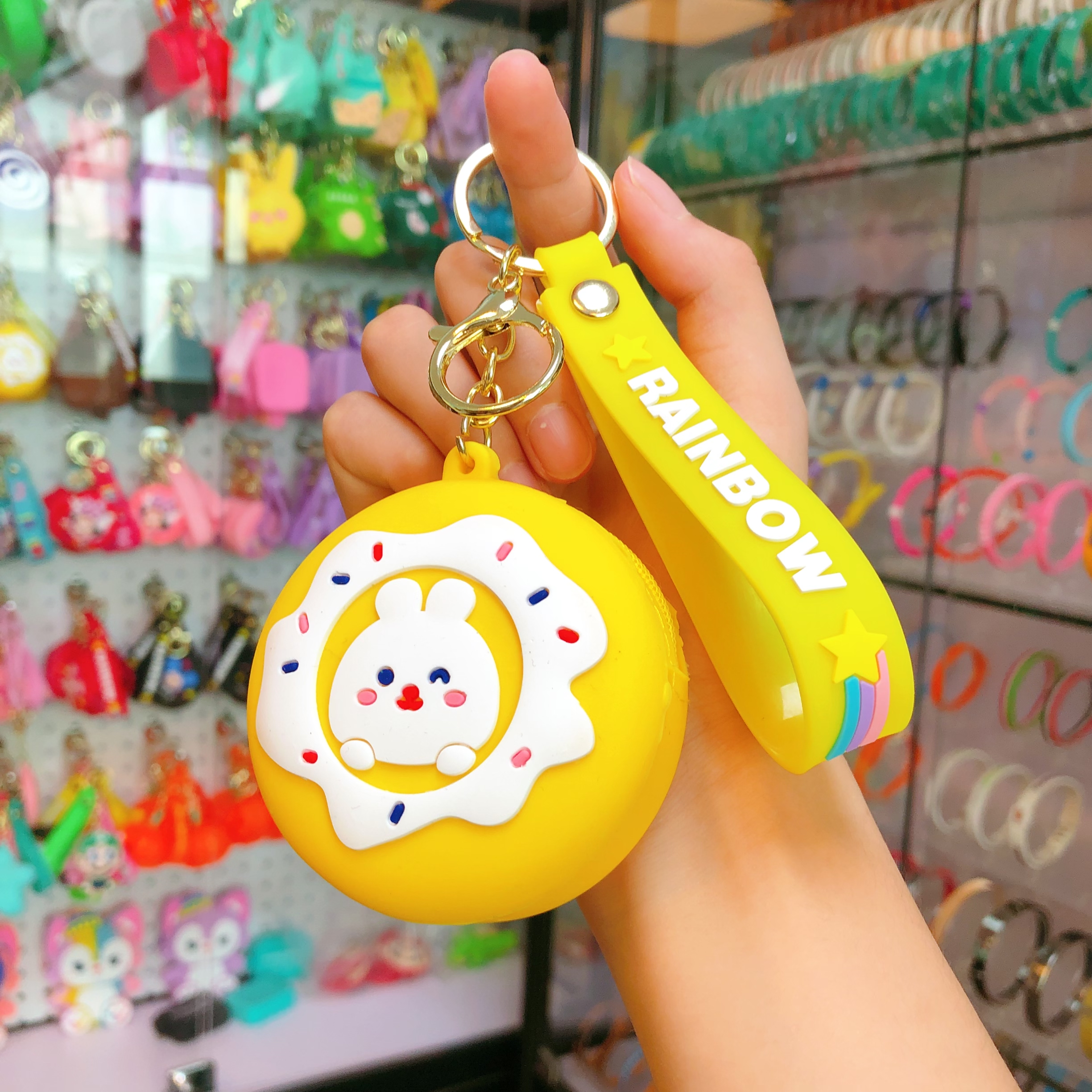 Wholesale of doughnut silicone coin purse pendants, children's mini wallet card cases, student schoolbag pendants, keychains Application Scenario