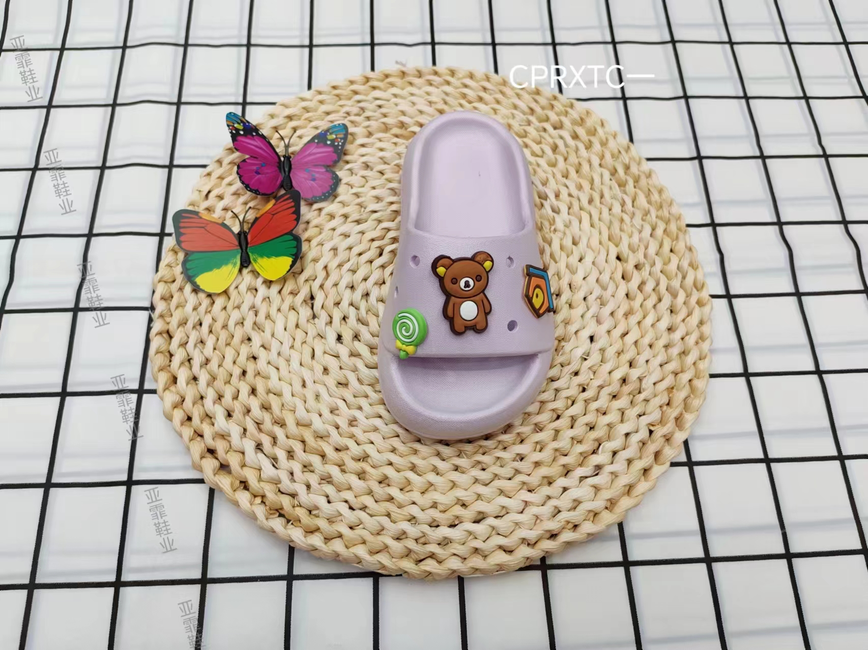 Verano lindo oso de dibujos animados afuera con zapatillas frescas