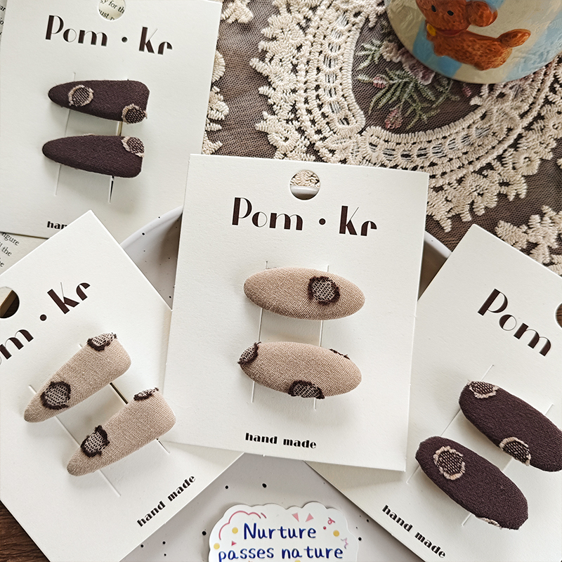 New sweet and cute fabric girl simple embroidered hair clips, children's fashionable and versatile bangs hair clips and hair accessories Application Scenario