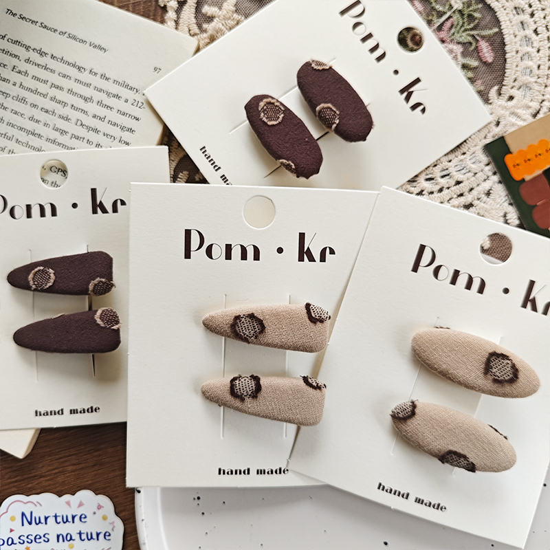 New sweet and cute fabric girl simple embroidered hair clips, children's fashionable and versatile bangs hair clips and hair accessories Item Picture