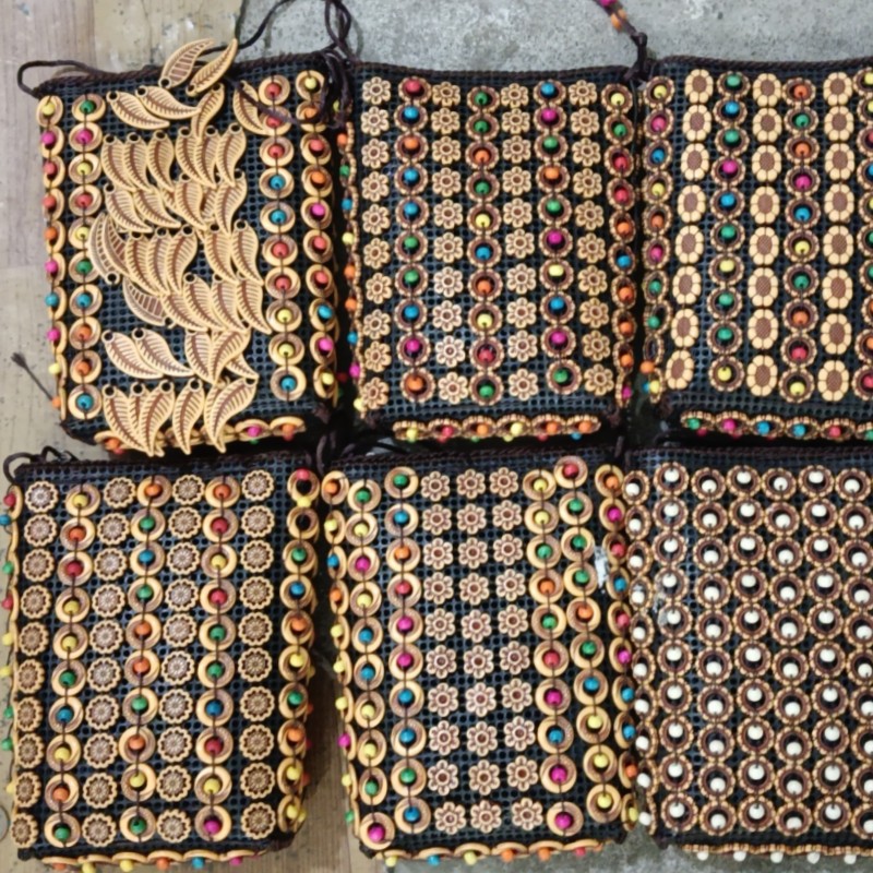 Coconut shell large mobile phone bag, handcrafted beaded woven crossbody mobile phone bag in stock. 11372 Versatile bags, woven bags, women's straw weaving, artistic Bohemian style Specification image