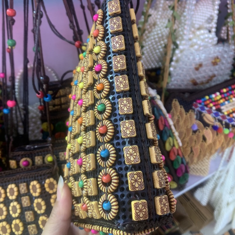 Coconut shell large mobile phone bag, handcrafted beaded woven crossbody mobile phone bag in stock. 11372 Versatile bags, woven bags, women's straw weaving, artistic Bohemian style Application Scenario
