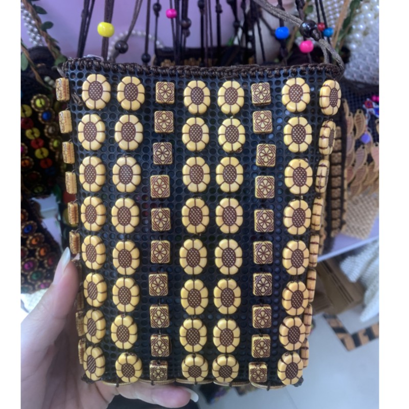 Coconut shell large mobile phone bag, handcrafted beaded woven crossbody mobile phone bag in stock. 11372 Versatile bags, woven bags, women's straw weaving, artistic Bohemian style Item Picture