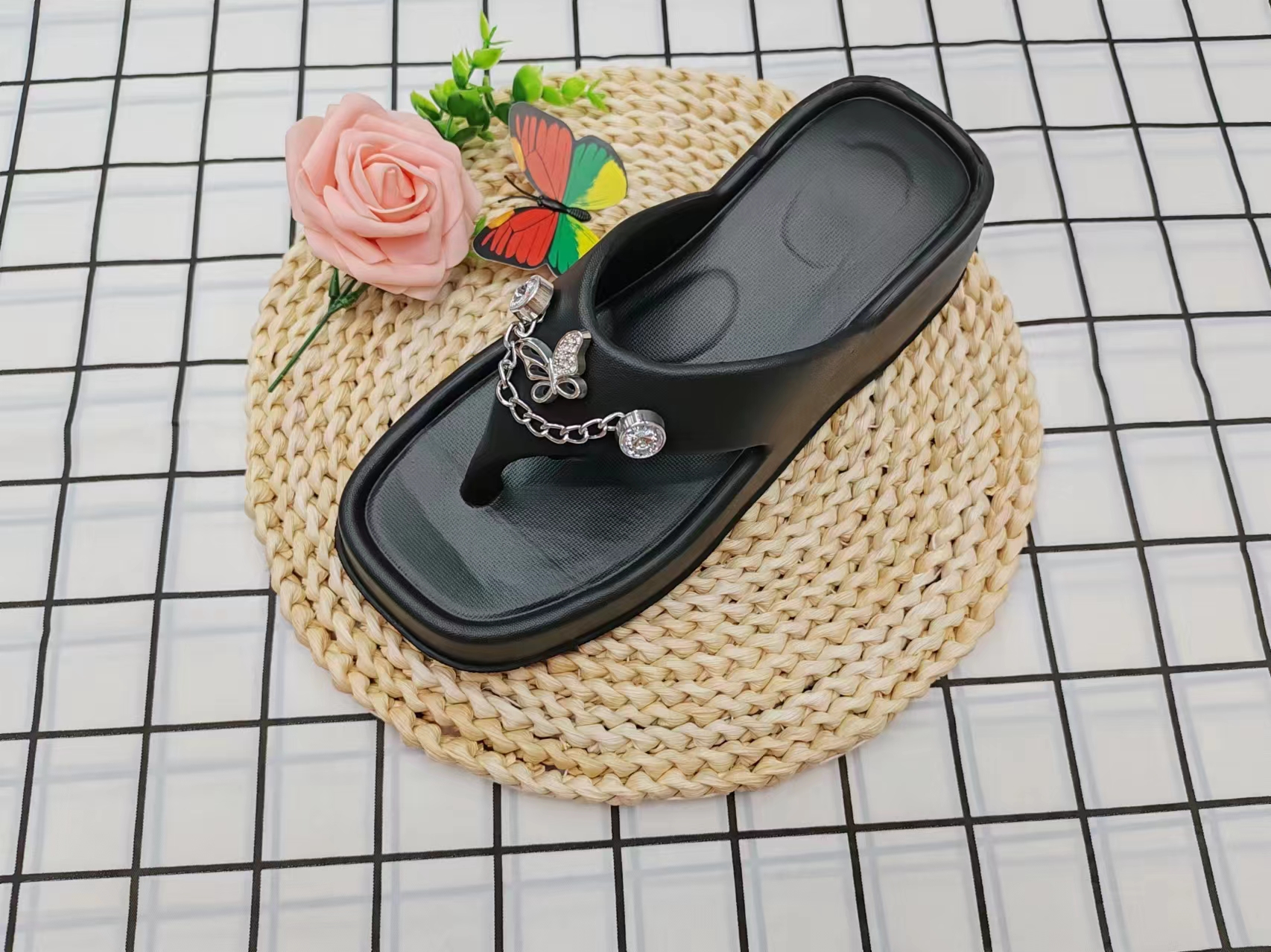 Summer fashion chain flip-flops for wearing outside Specification image