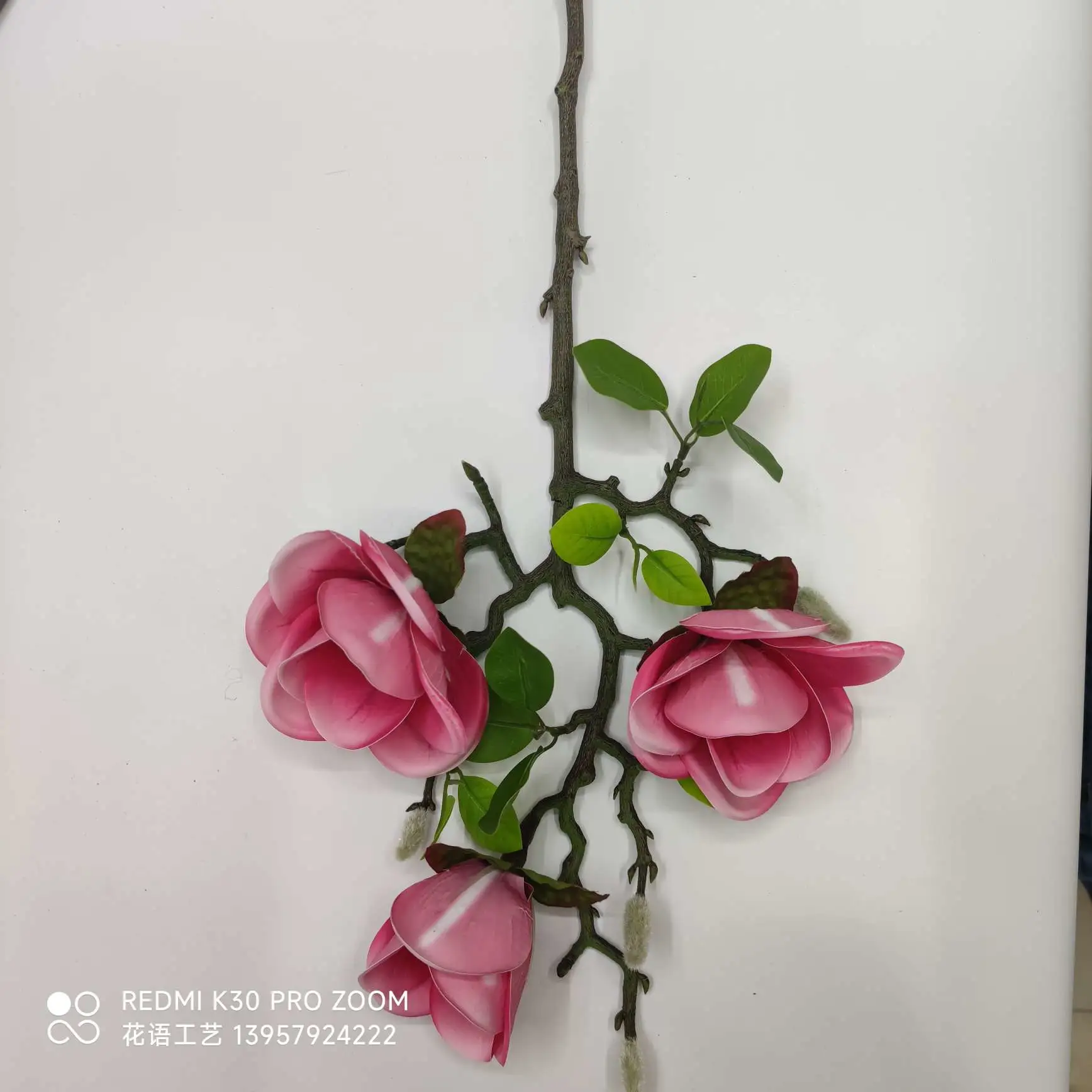 زهور القرنفلية المصنوع من القرنفل، مزخرفة بزهور مزيفة في غرفة المعيشة detail image 7