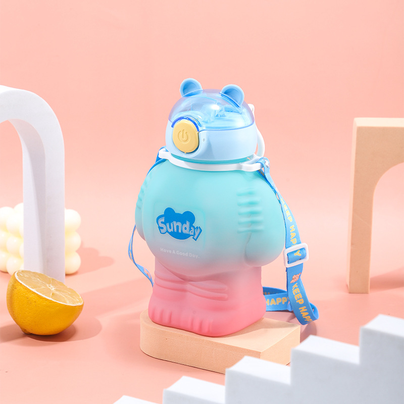 H164-HY-028 robot children's water cup, large-capacity student straw cup, cute, cool, portable, food-grade Application Scenario