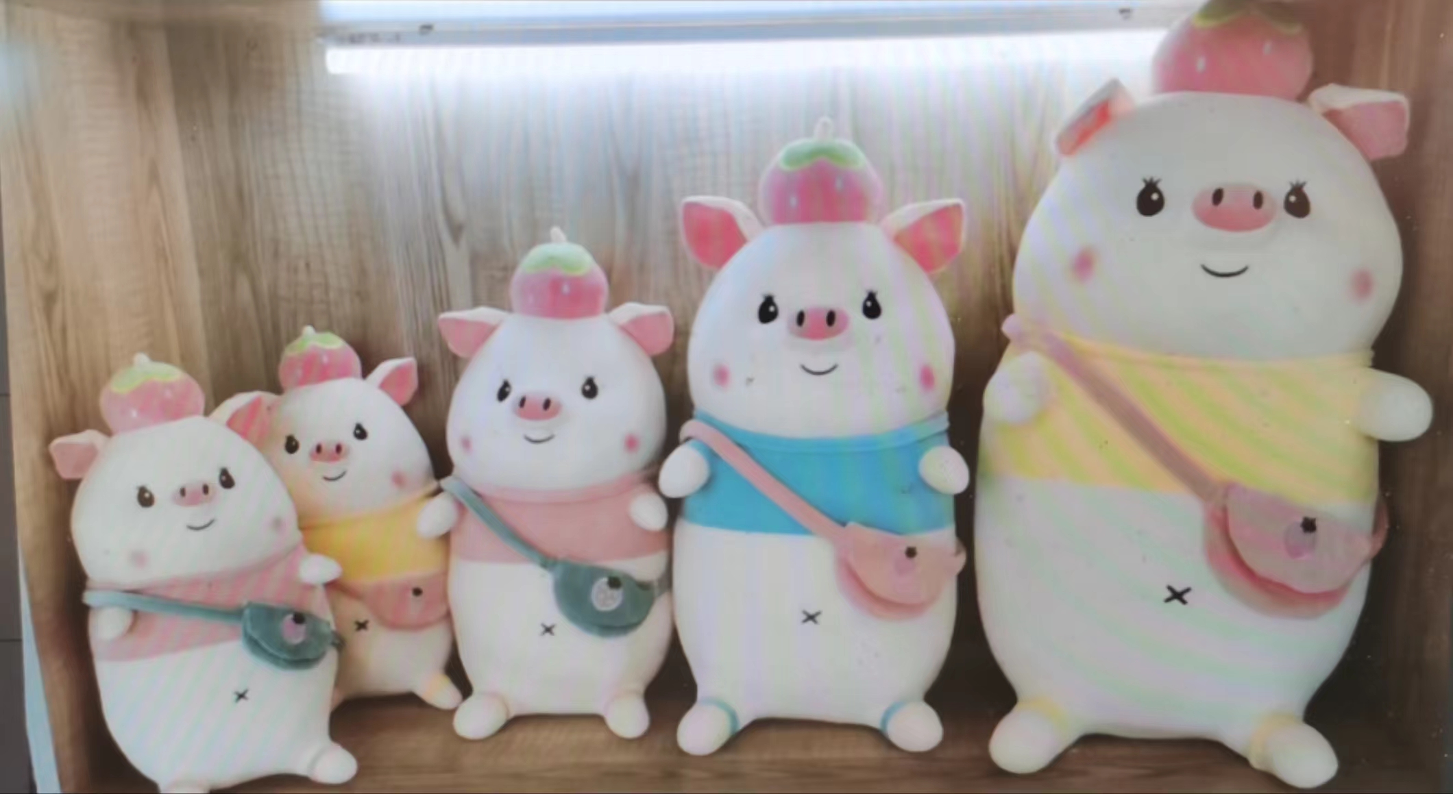 The mascot of the doll enterprise can be made into a plush toy, a strawberry pig throw pillow, a gift, and a plush toy Specification image