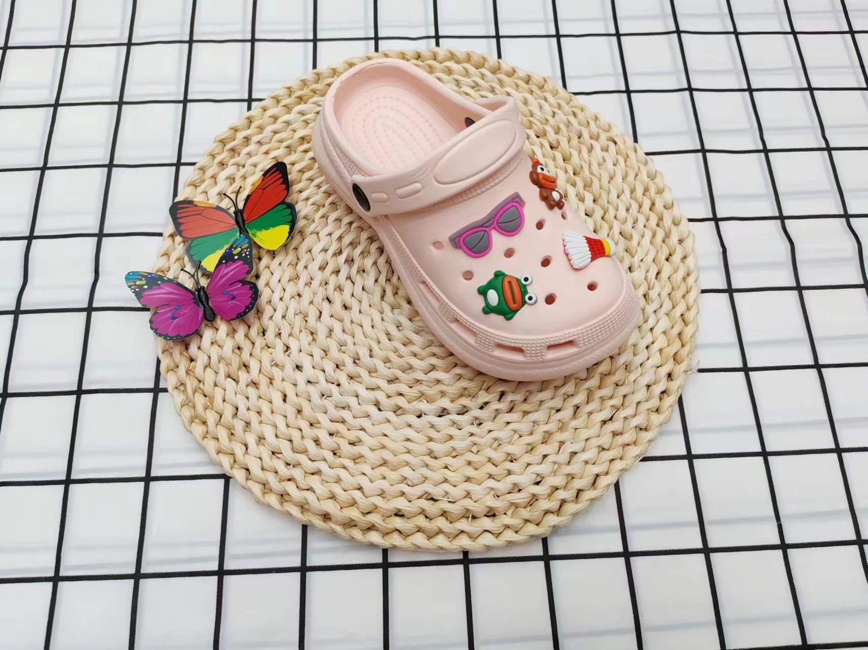 Cute outerwear crocs for children in summer Specification image