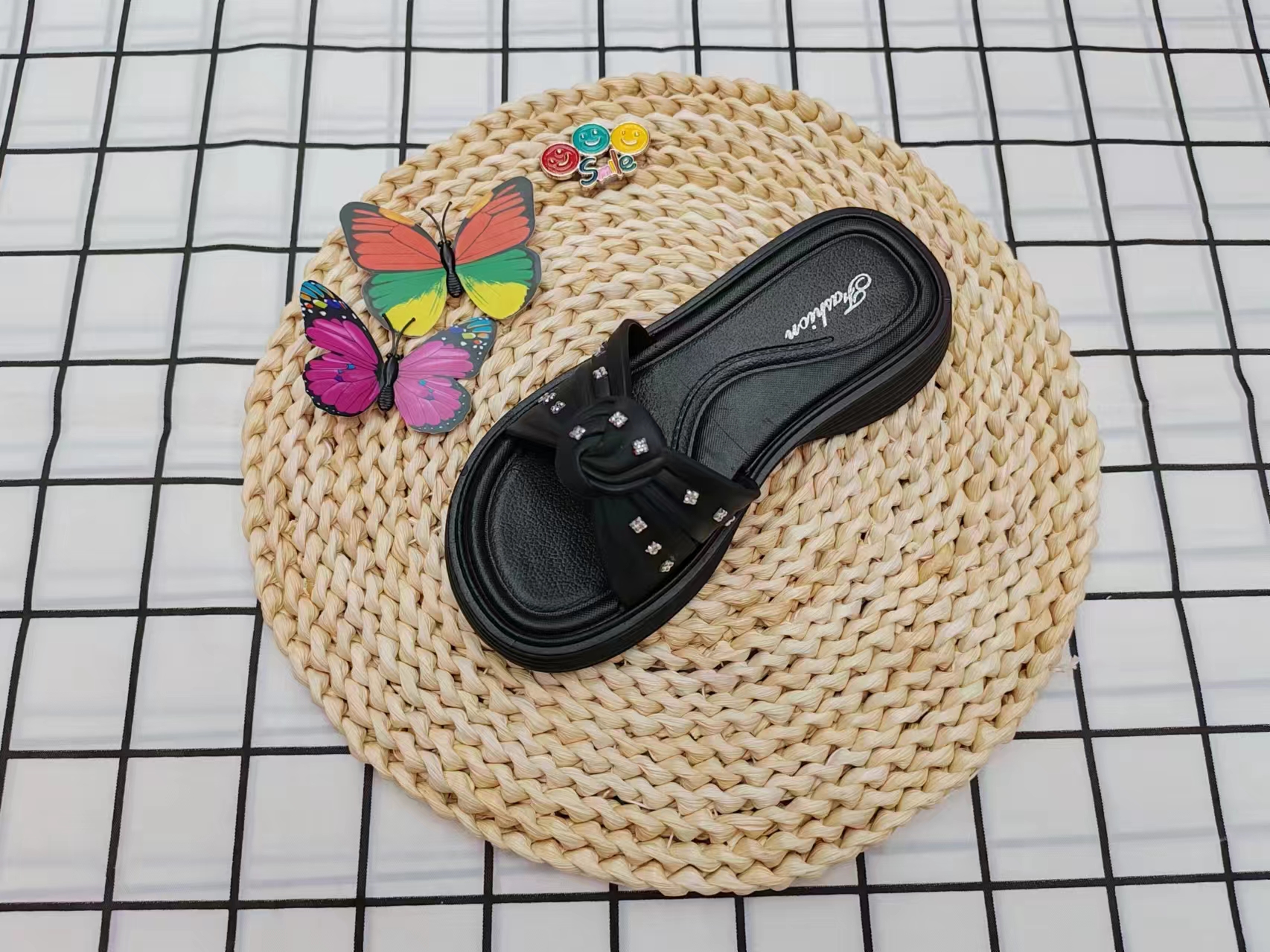Summer fashion children wear cool flip-flops with diamonds on the outside Specification image
