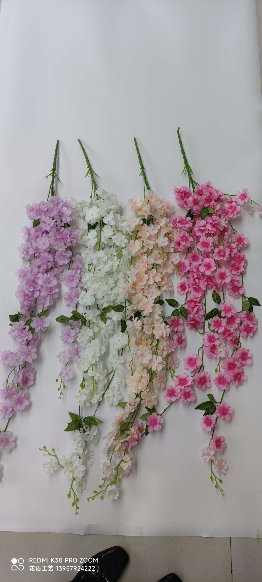 25 plastic oil paint vanilla leaves, wedding hall ceiling green plants, artificial grass, path flower rows, artificial flowers and artificial leaves details Picture