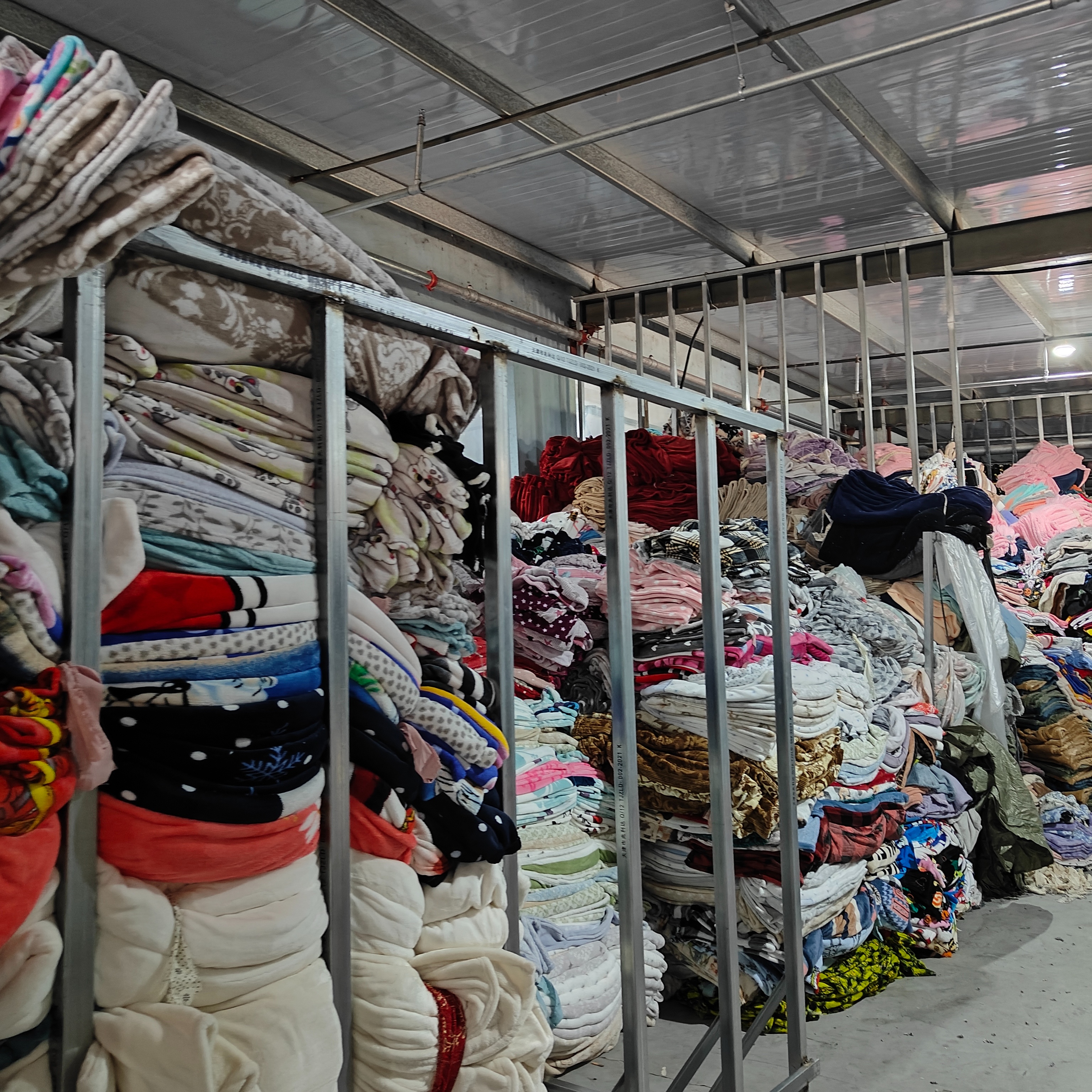 Factory wholesale of flannel blankets, inventory of blankets, sofas, casual blankets, shawls, blankets and bedding