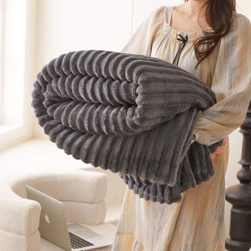 君宝家纺2025新款加厚纯色宽抽条剪花仿兔毛绒牛奶绒法兰绒面料现货批发（可供跨境）详情5