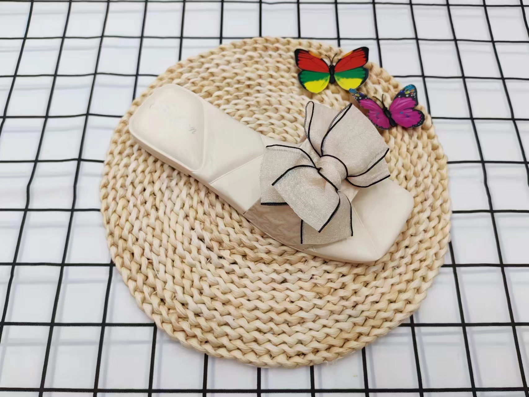 Summer fashion: Wearing flip-flops with a bow on top details Picture