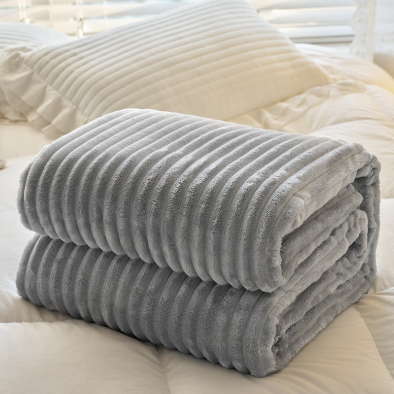 君宝家纺2025新款加厚纯色宽抽条剪花仿兔毛绒牛奶绒法兰绒面料现货批发（可供跨境）详情4