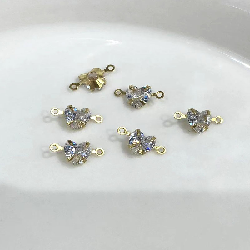 Heart-shaped zircon accessories can be made into necklace pendants, jewelry accessories, dynamic accessories, wholesale jewelry accessories Application Scenario