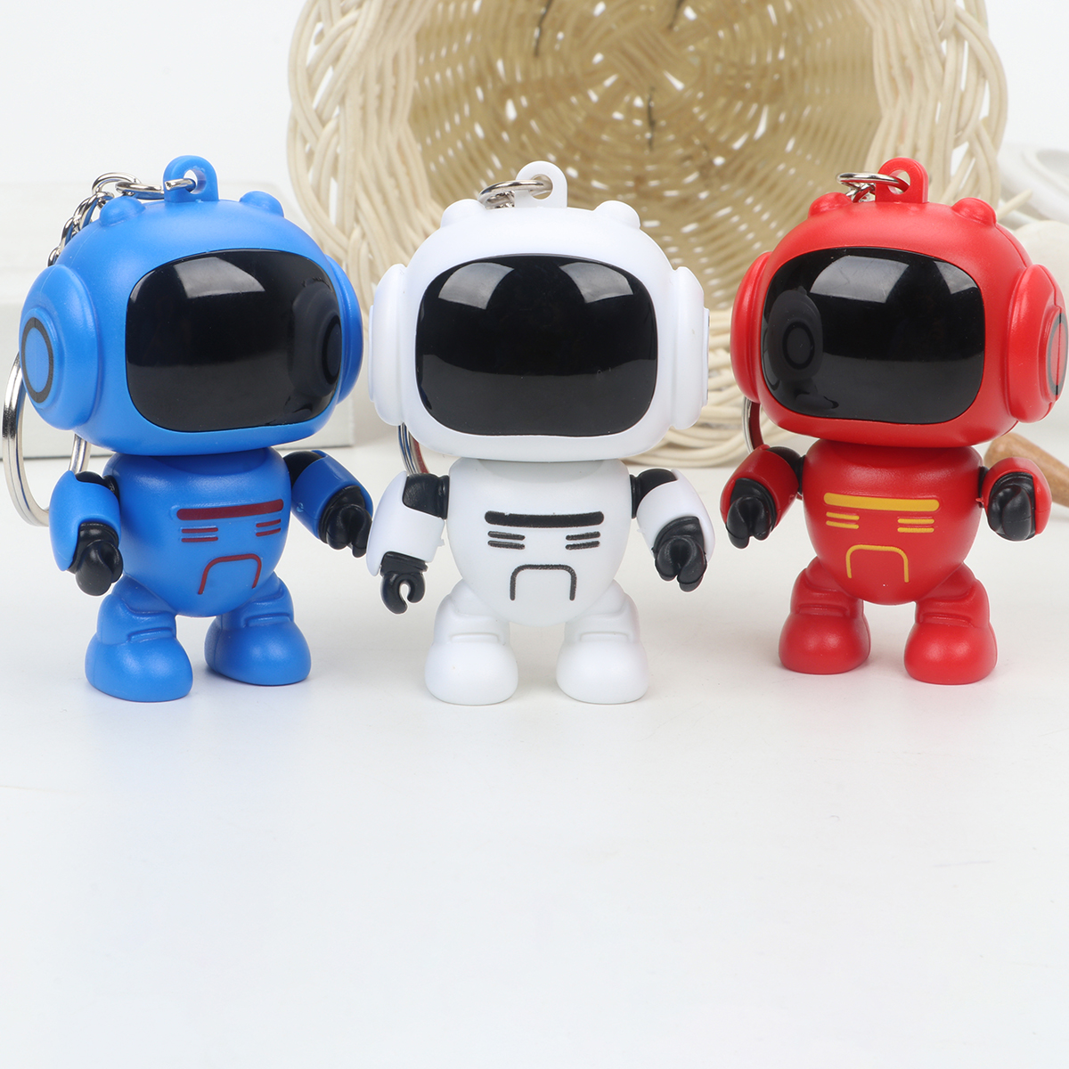 原创解压机器人钥匙扣挂件立体发光公仔 汽车钥匙扣学生背包链节日小礼品