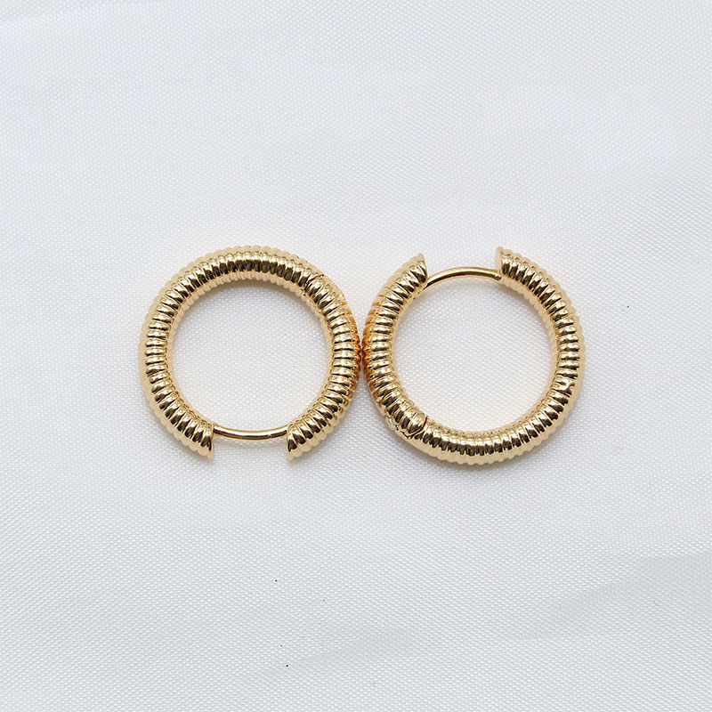 Retro ins' new high-end design floral ear studs, irregular geometric ring-shaped niche imitation gold earrings and ear buckles