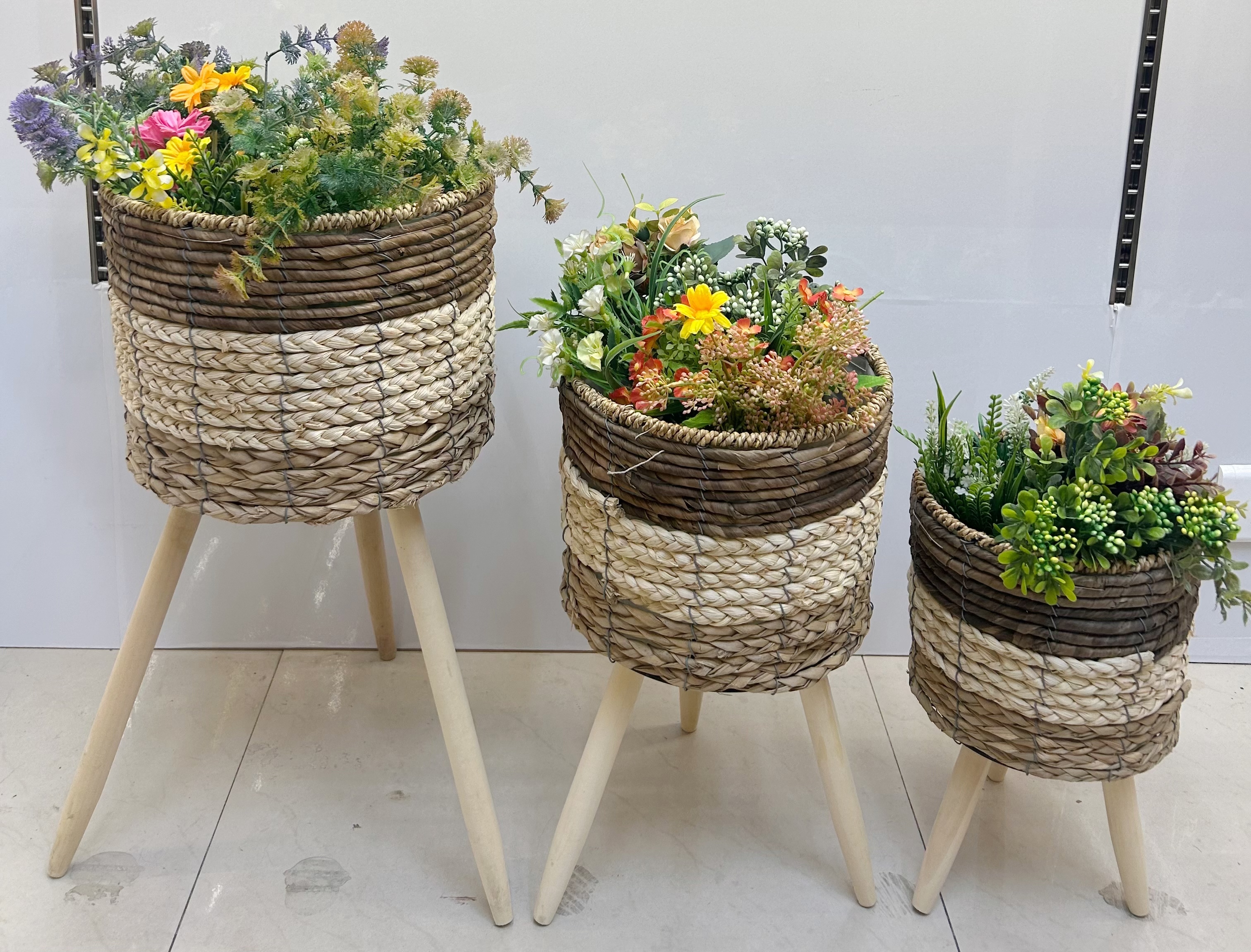 Natural materials, pure hand-woven garden green plant potted decorative belt, three-legged flower basket