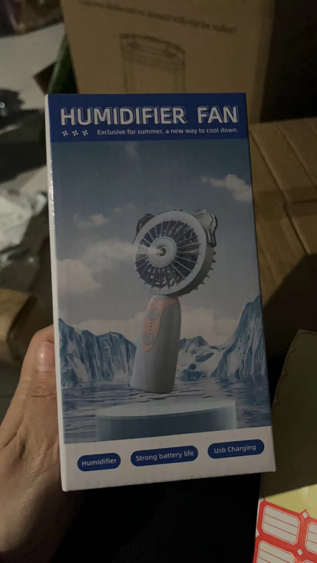 The silent and powerful spray handheld fan is suitable for home, office and travel
