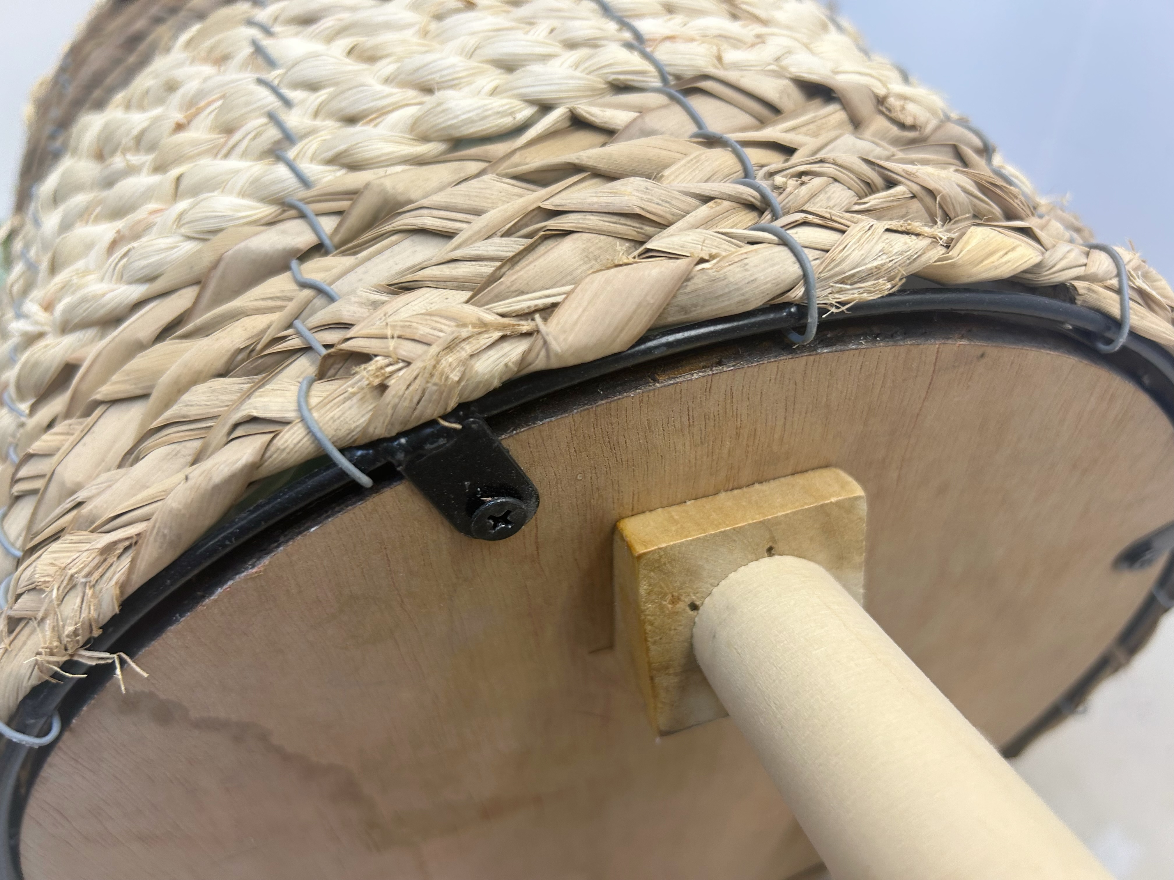 Natural materials, pure hand-woven garden green plant potted decorative belt, three-legged flower basket Application Scenario