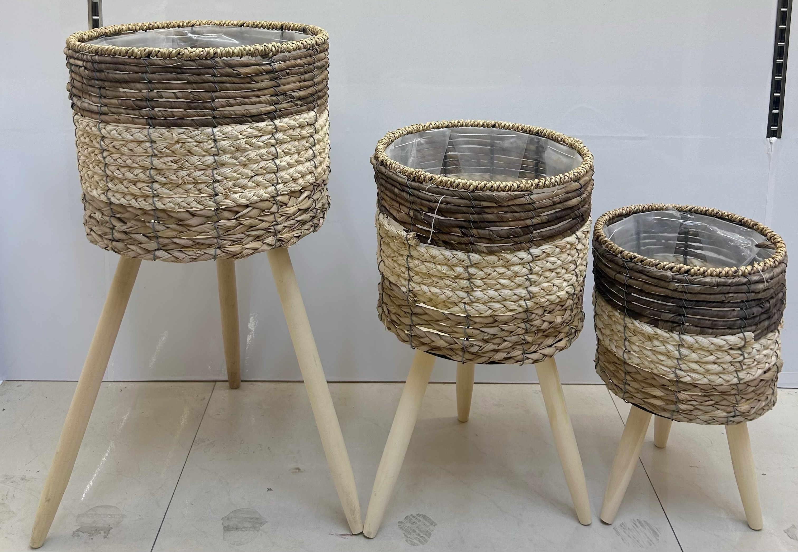 Natural materials, pure hand-woven garden green plant potted decorative belt, three-legged flower basket details Picture