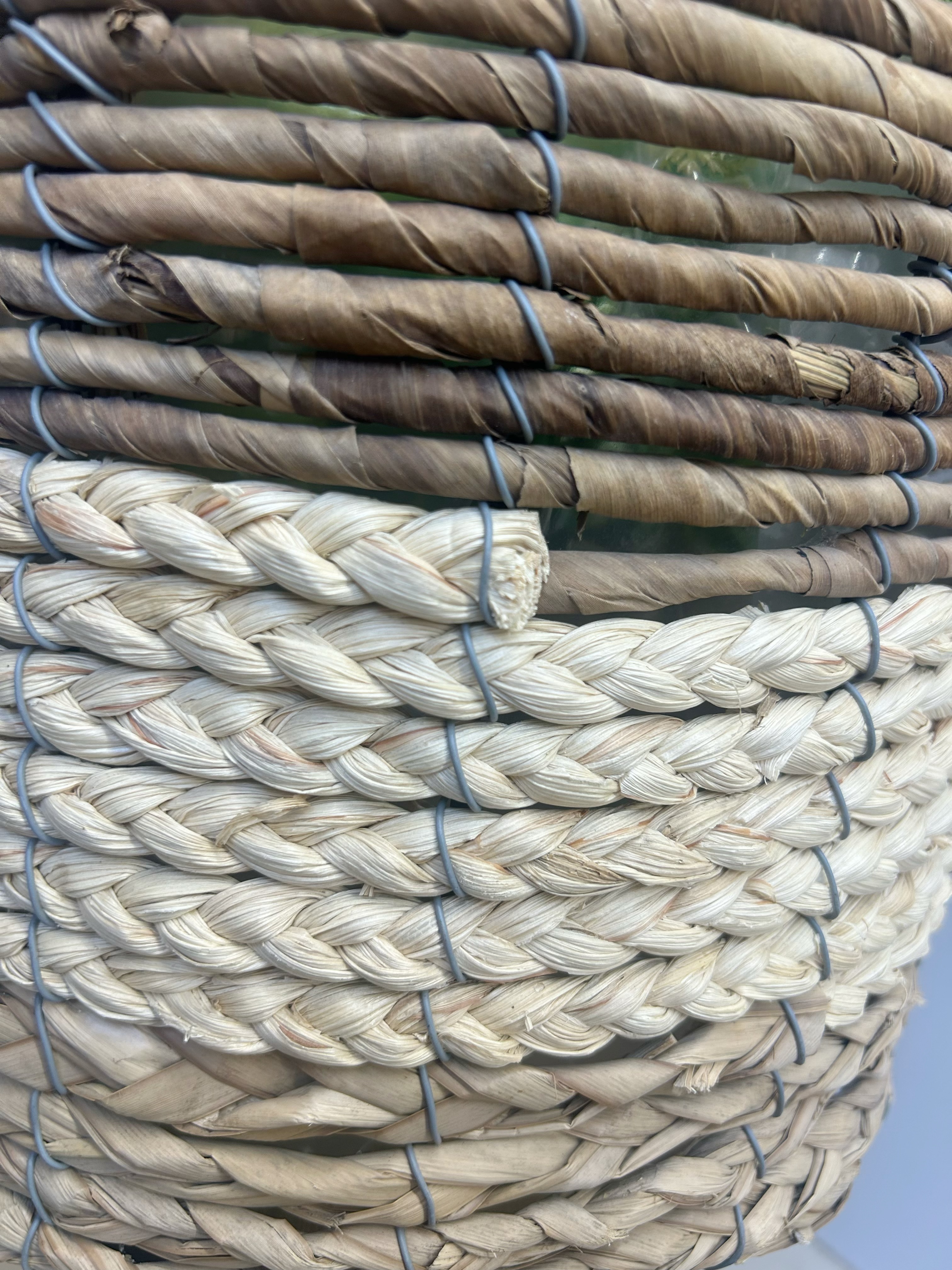 Natural materials, pure hand-woven garden green plant potted decorative belt, three-legged flower basket Specification image