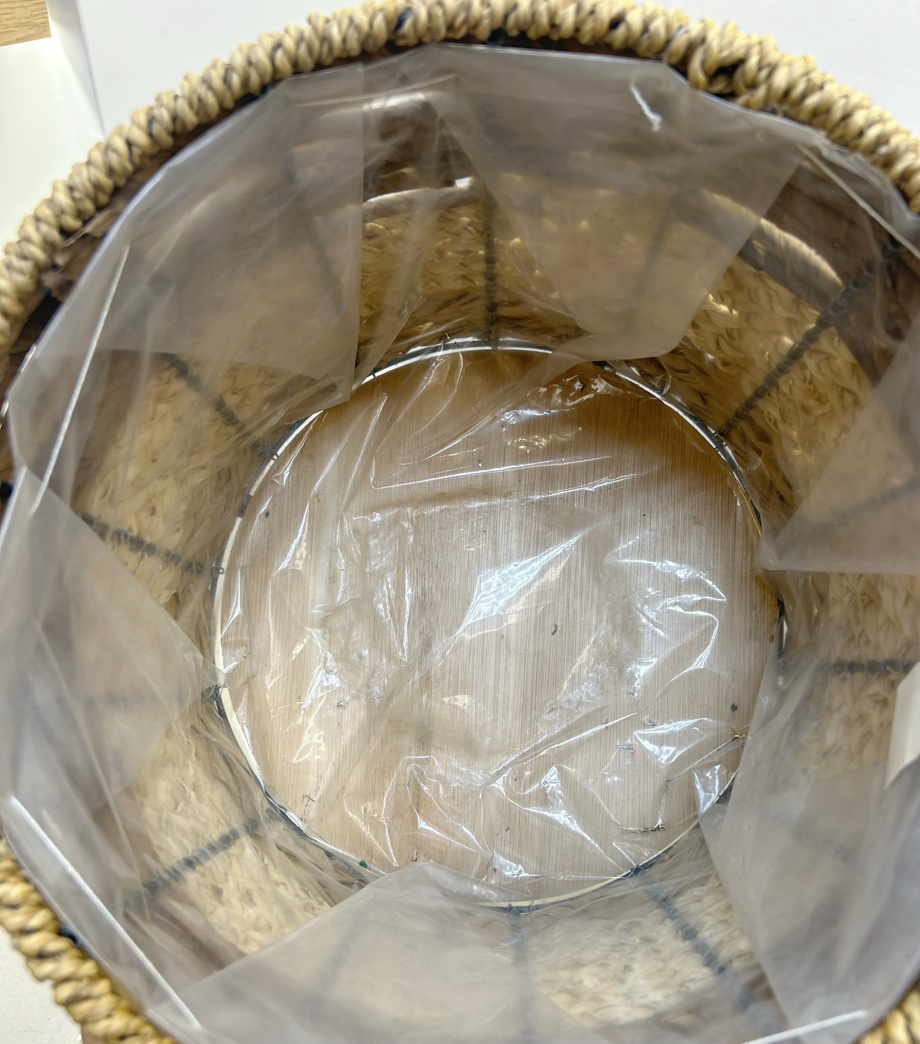 Natural materials, pure hand-woven garden green plant potted decorative belt, three-legged flower basket Item Picture