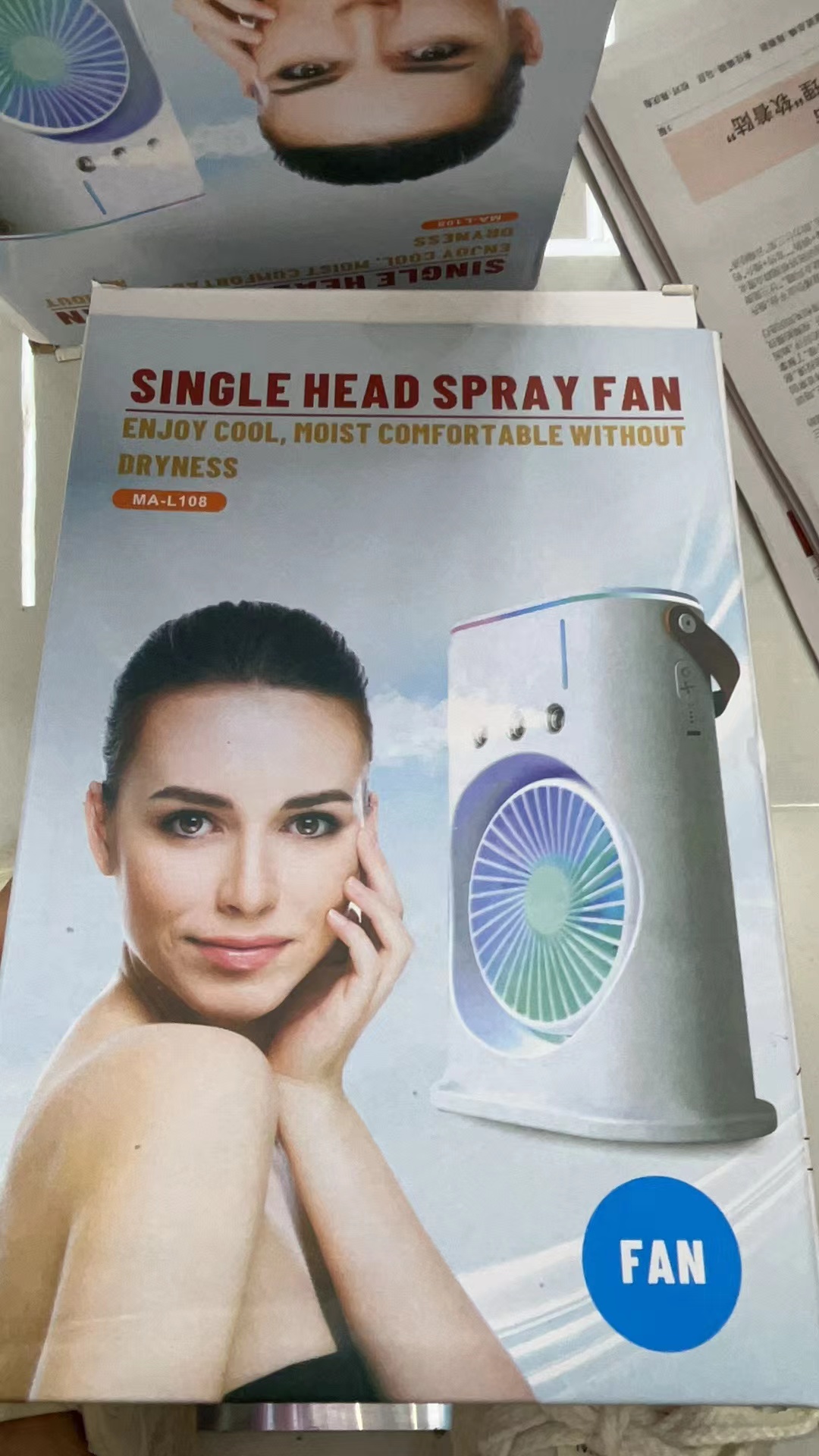 The small electric Fan fan is lightweight and portable. It has a powerful charging function and is quiet and energy-saving