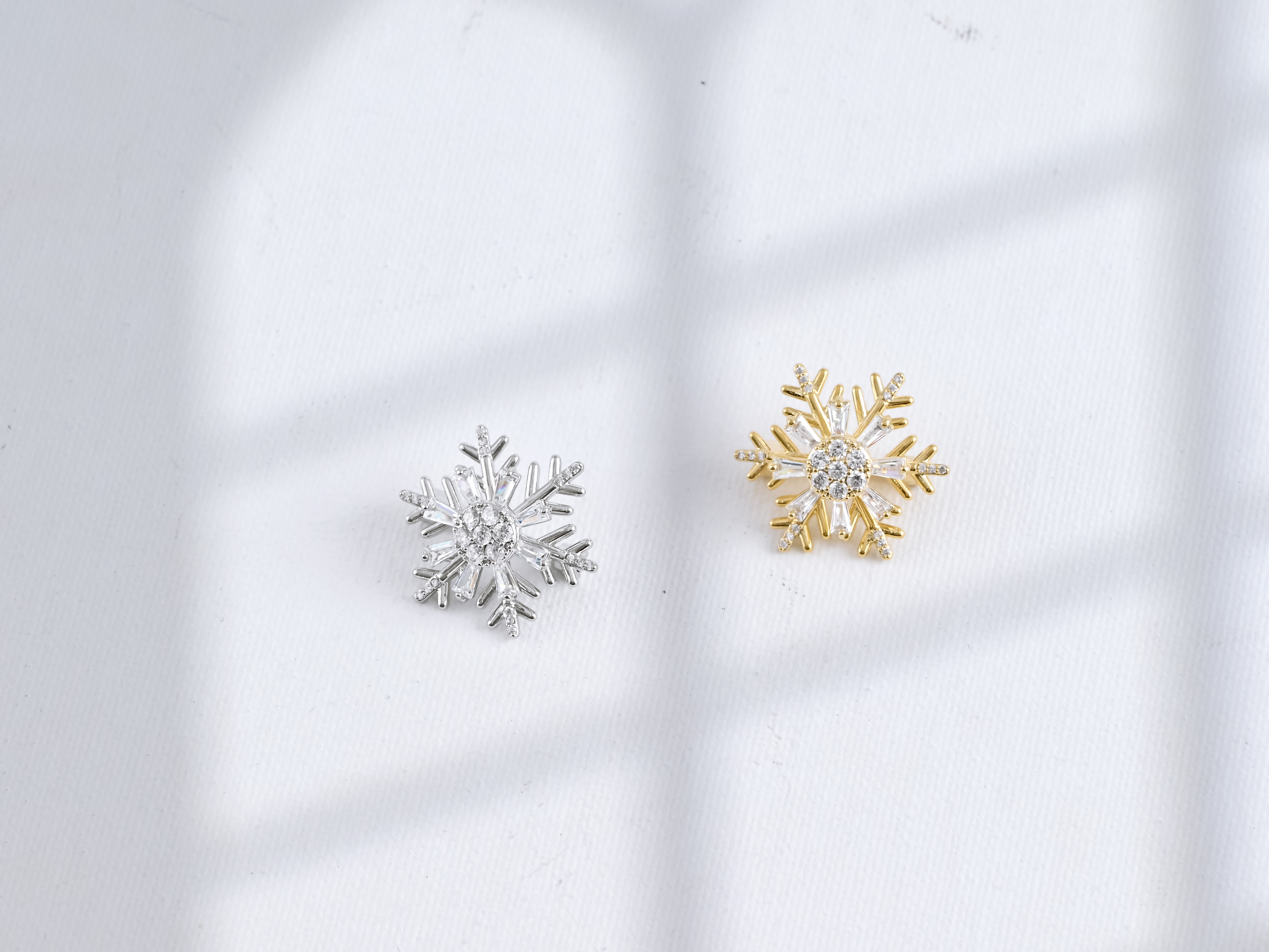 Xuhui brand copper-plated real gold inlaid zircon snowflake rotatable brooch and pin decoration, fashionable and versatile brooch accessories, multiple women's styles to choose from Specification drawing