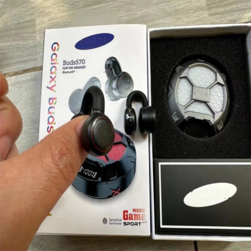 The in-ear wireless Bluetooth headphones display multiple screens of deep bass on the ear bands details Picture