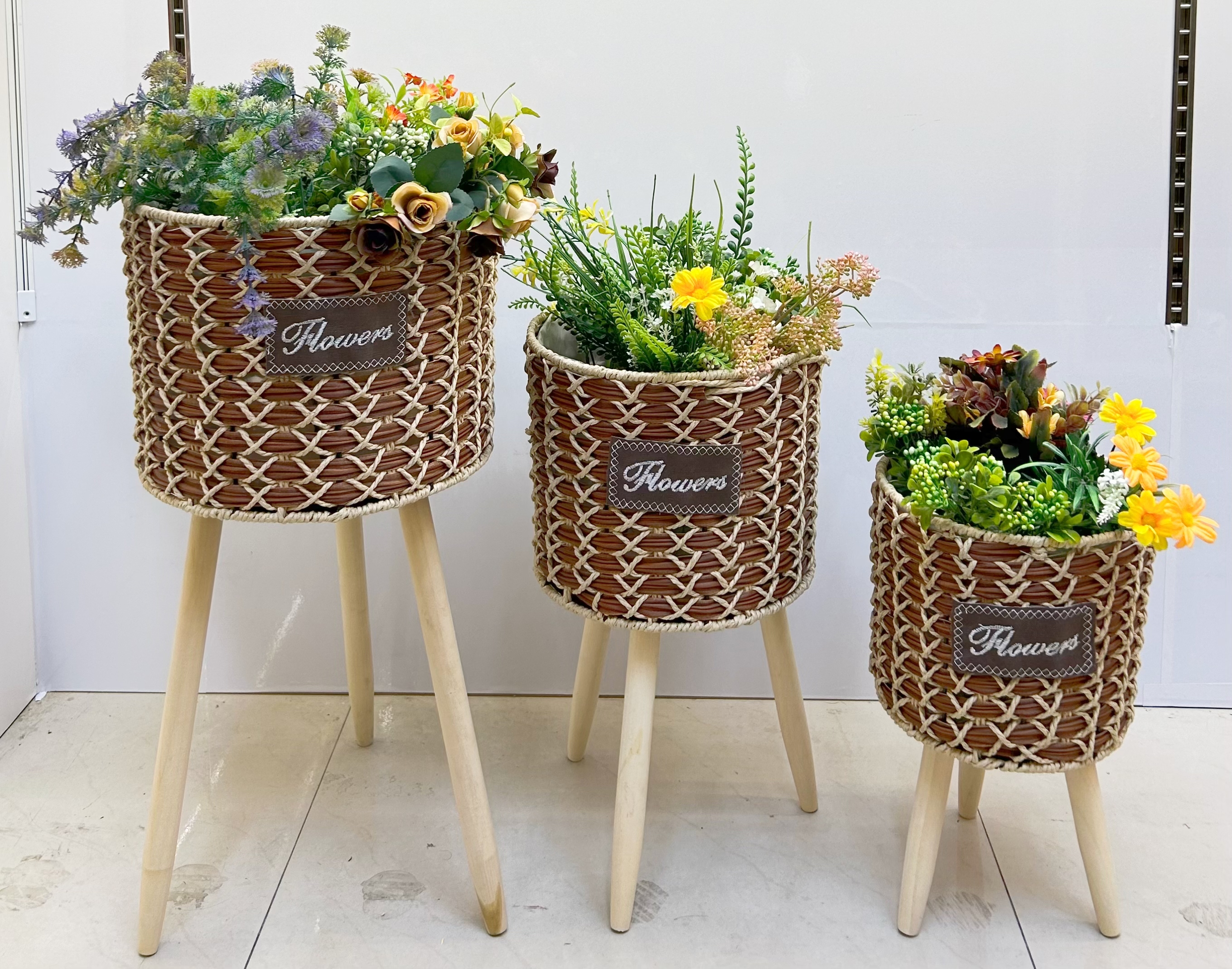 Nordic-style creative hand-woven flower baskets, wooden legs, high flower stands, floor-standing indoor decorations, green ivy flower POTS, flower ornaments, large bubble beads, and small flower ornaments