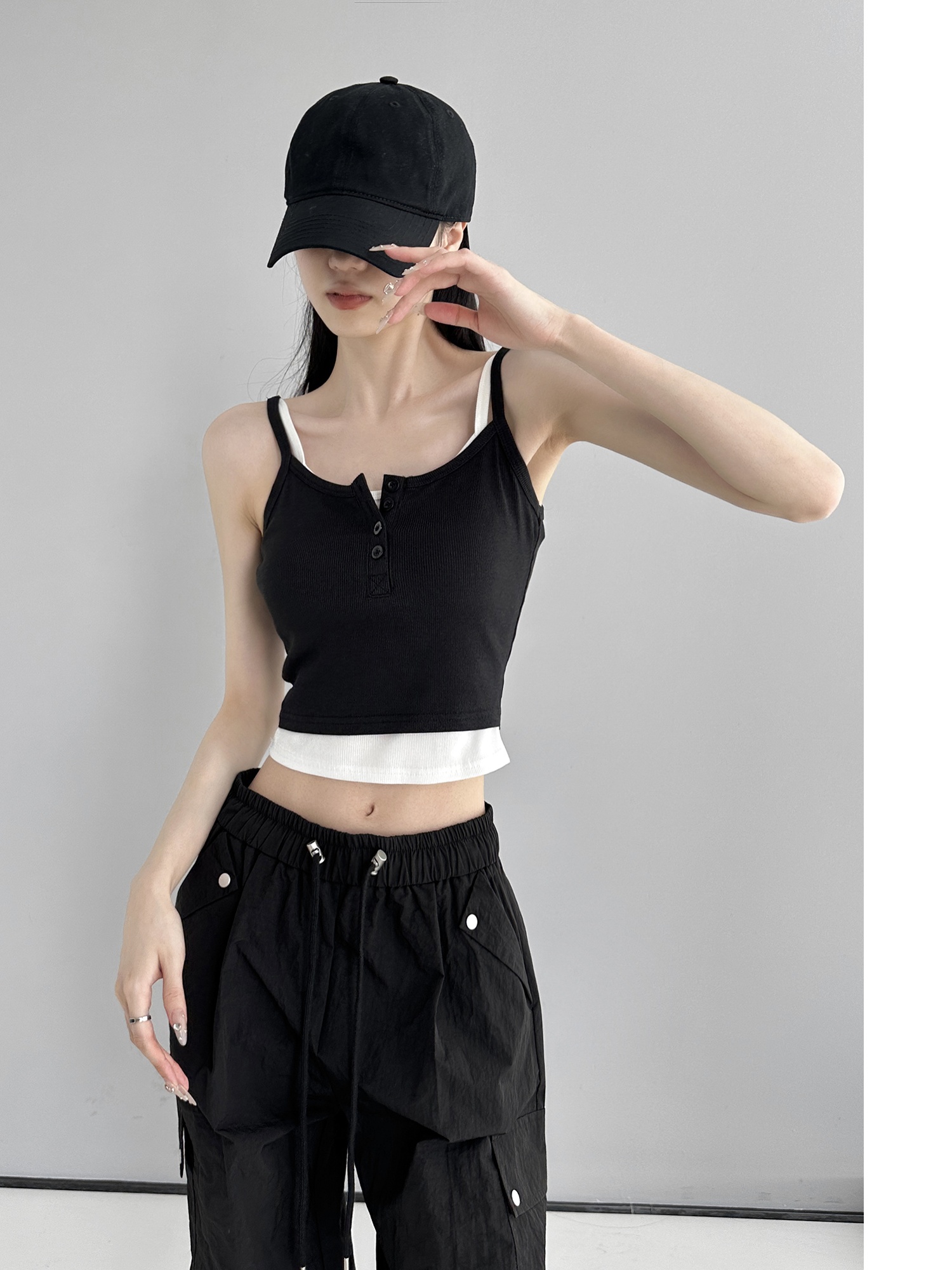 Two contrasting color halter tops for women's summer 2024 new style outerwear, a slimming short top for girls with halter tops, versatile and slimming for women Application Scenario