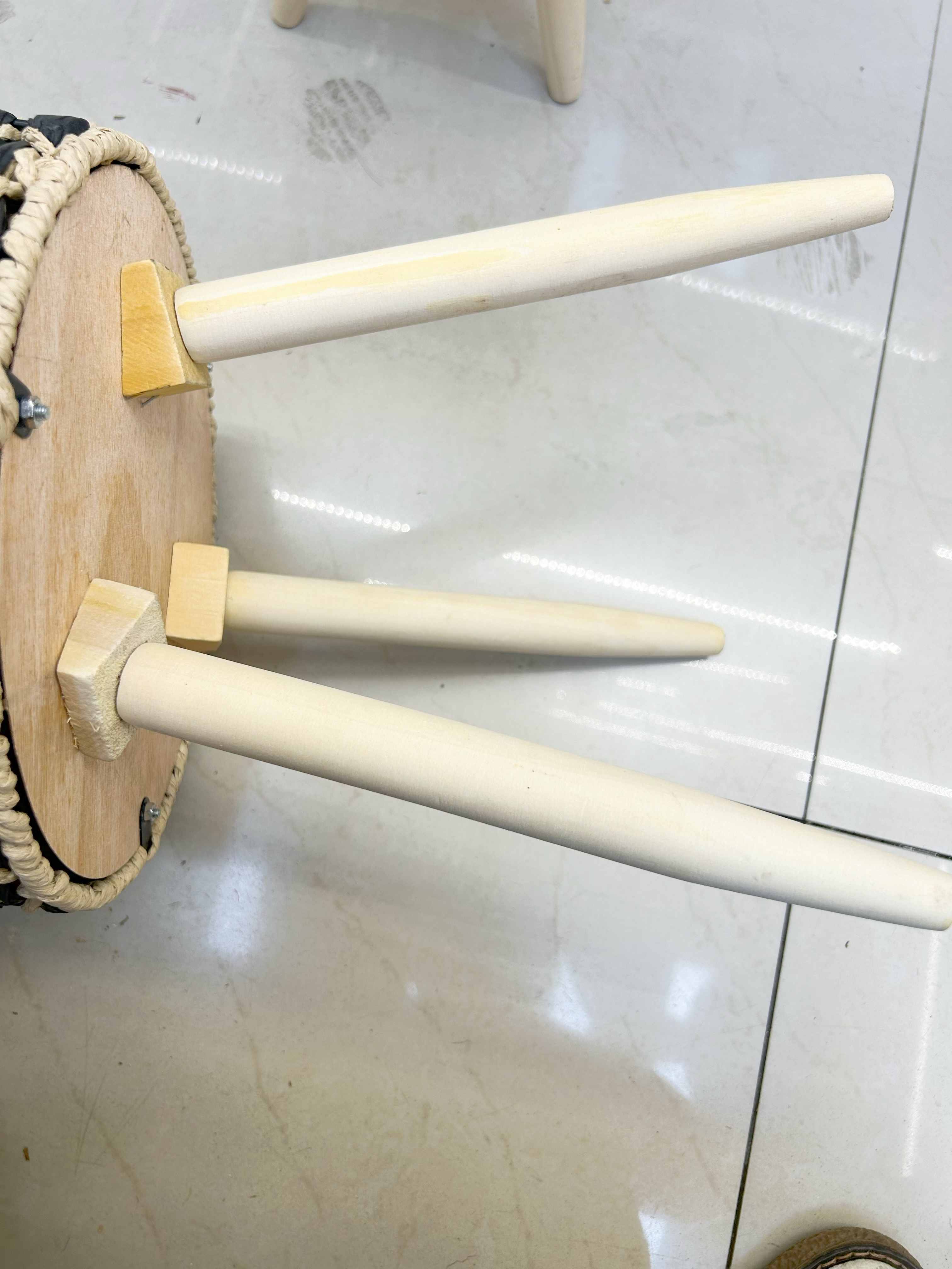 Nordic-style creative handcrafted flower baskets, wooden legs, high flower stands, floor-standing indoor decorations, green ivy flower POTS and flower ornaments Application Scenario